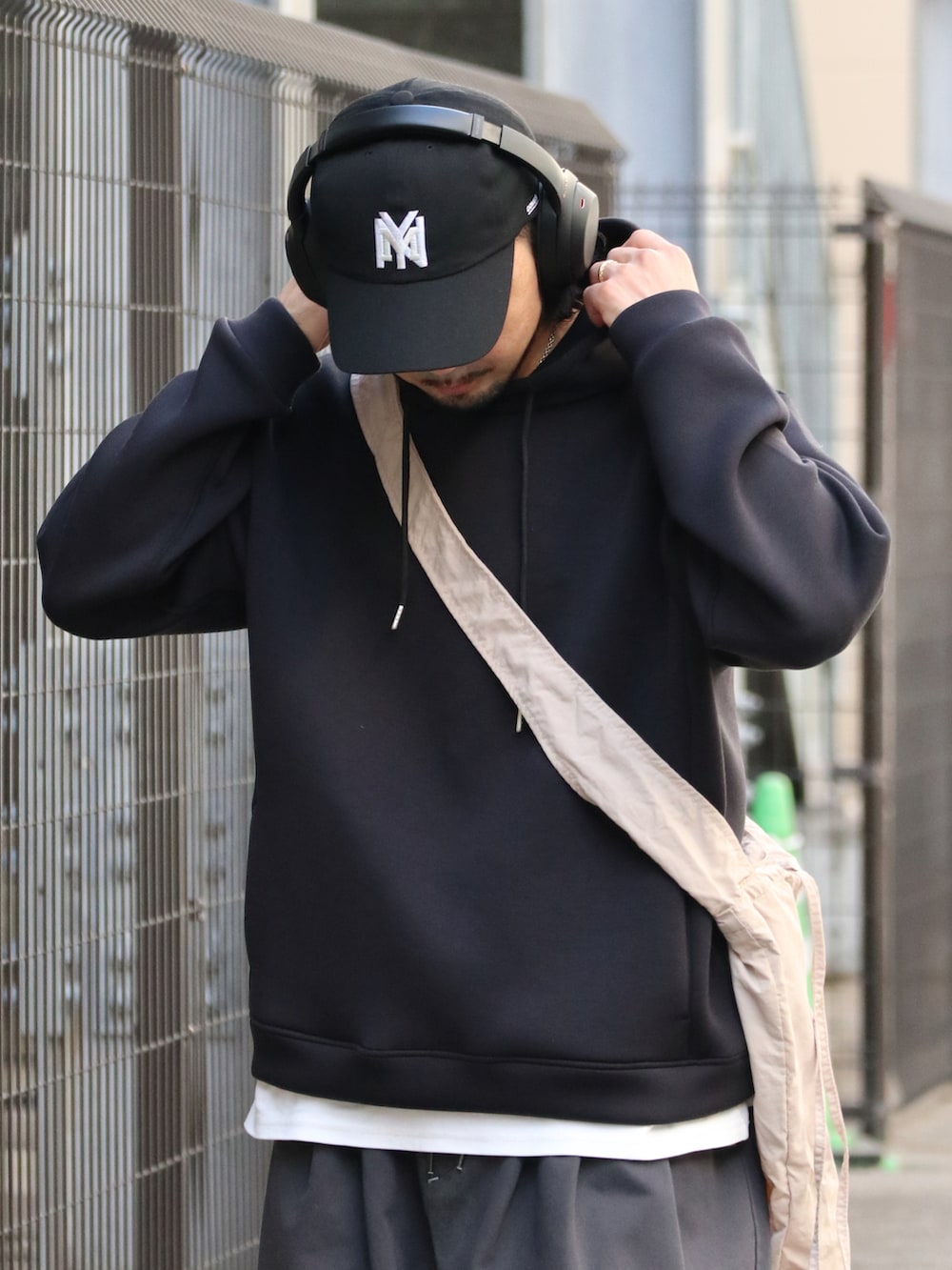 ブラック系のパーカーを着用したメンズの秋コーディネートの2枚目の写真