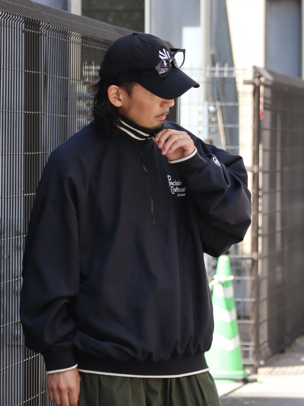「PR、秋コーデ、カーゴパンツ、スニーカー、ハーフジップ、シンプルコーデ、ストリート、古着MIX、ワイドパンツ、ショルダーバッグ、ビッグシルエット、classicalelf、java」｜「Javaの《JAVAジャバ 別注》カジュアル×スポーティ。リブラインロゴ刺繍ハーフジップPO（スウェット、ブラック系）」を使った、DAIGOさん（骨格ナチュラル・メンズ・166cm）の秋コーディネートの3枚目の写真