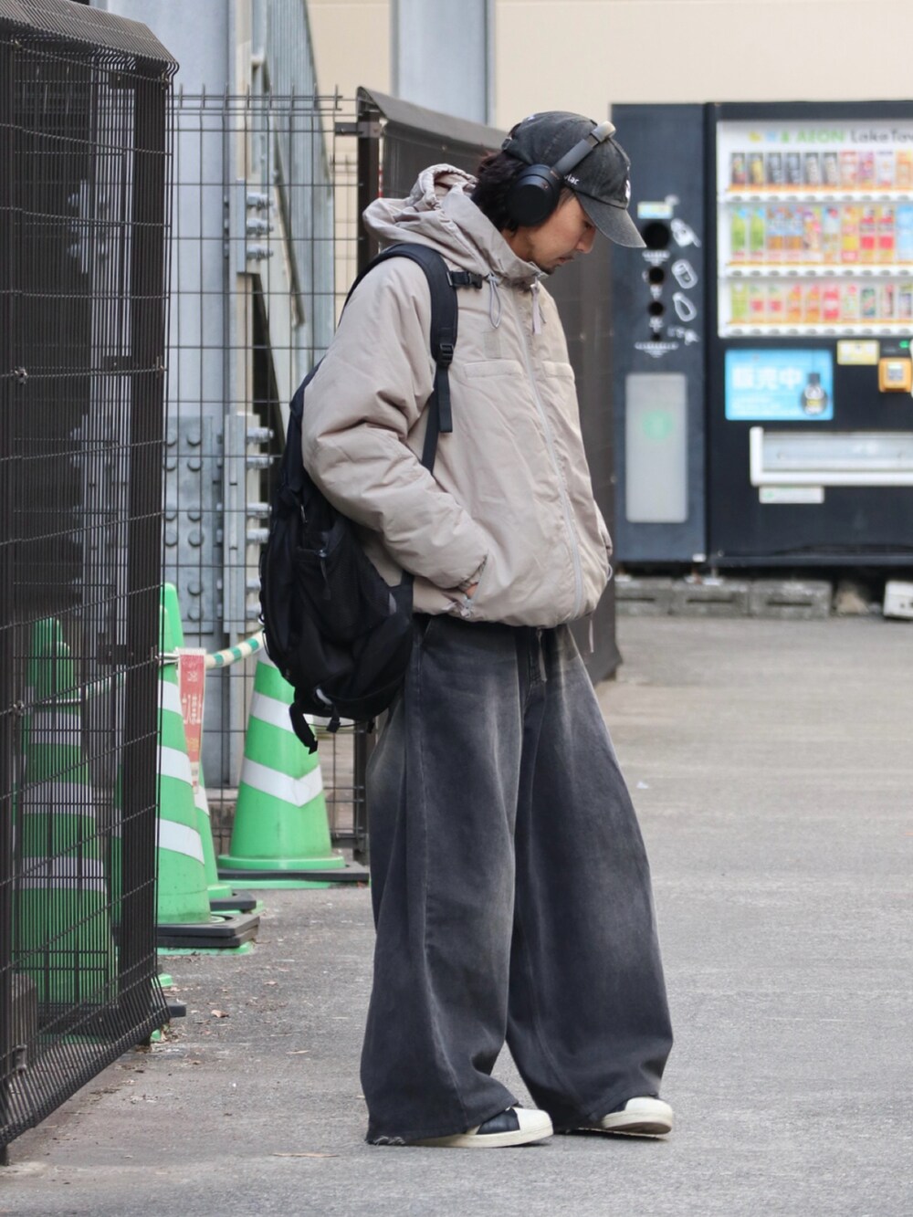 ブラック系のナイロンジャケット、ブラック系のデニムパンツを着用したメンズの冬コーディネートの3枚目の写真