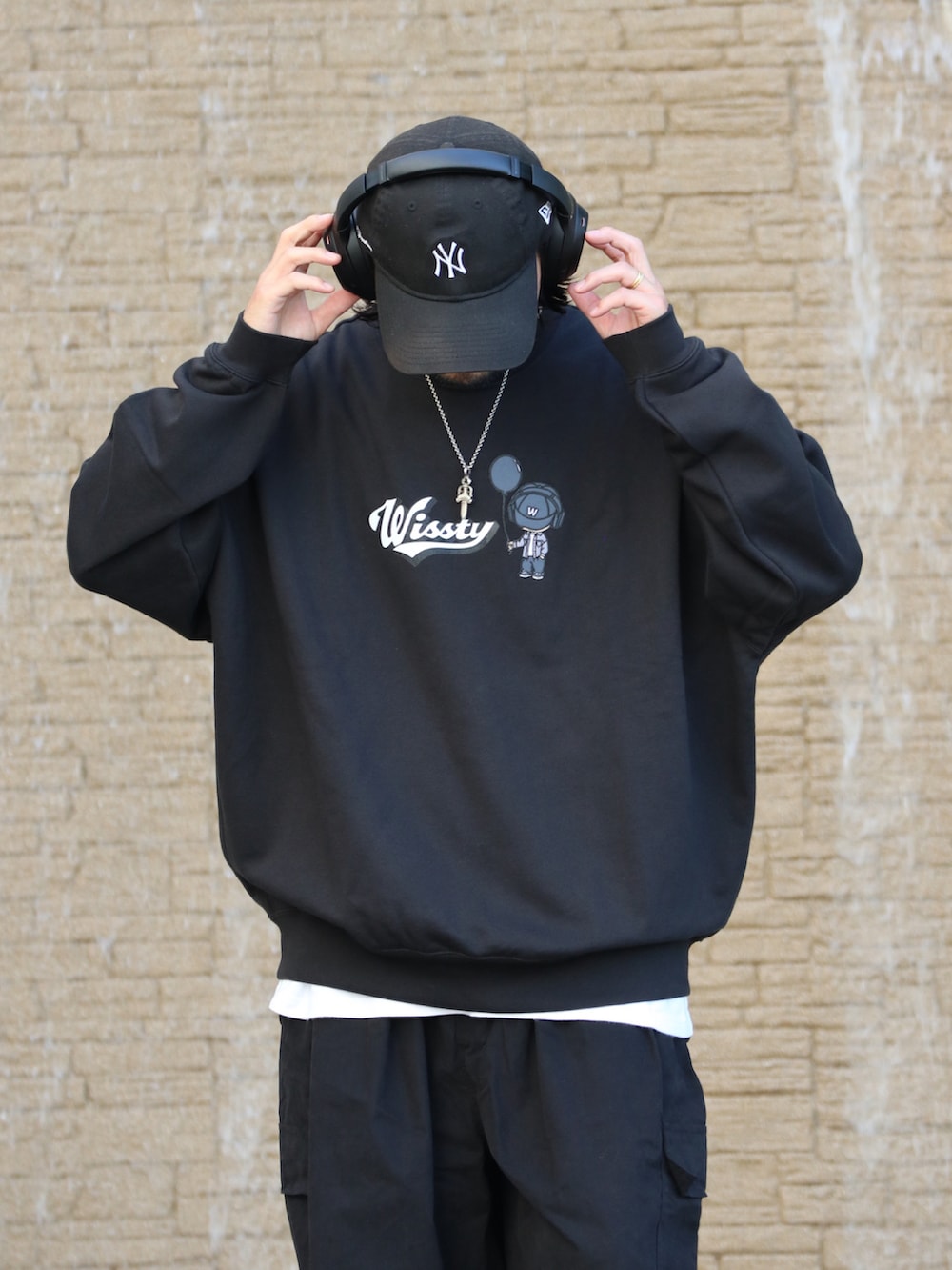 その他のスウェット、ブラック系のその他パンツを着用したメンズの秋コーディネートの3枚目の写真