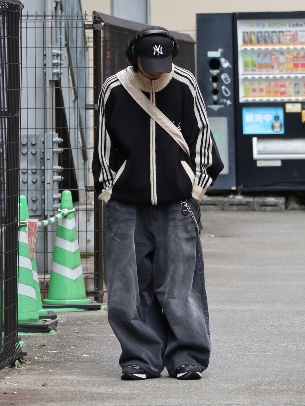 ブラック系のニット/セーター、シルバー系のウォレットチェーンを着用したメンズの秋コーディネートの2枚目の写真