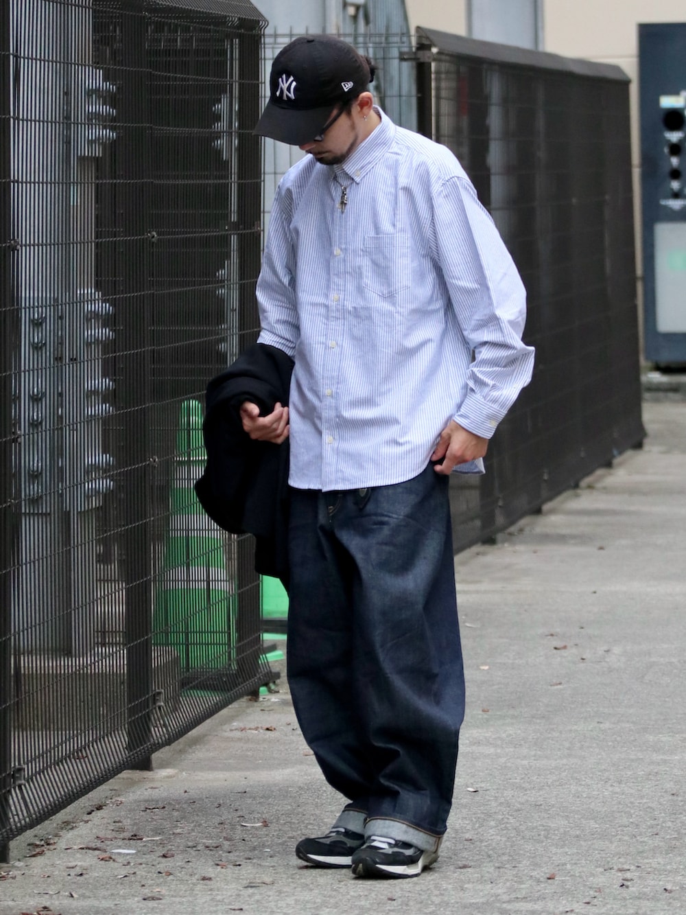 ホワイト系のシャツ/ブラウス、シルバー系のピアス（片耳用）を着用したメンズの秋コーディネートの2枚目の写真