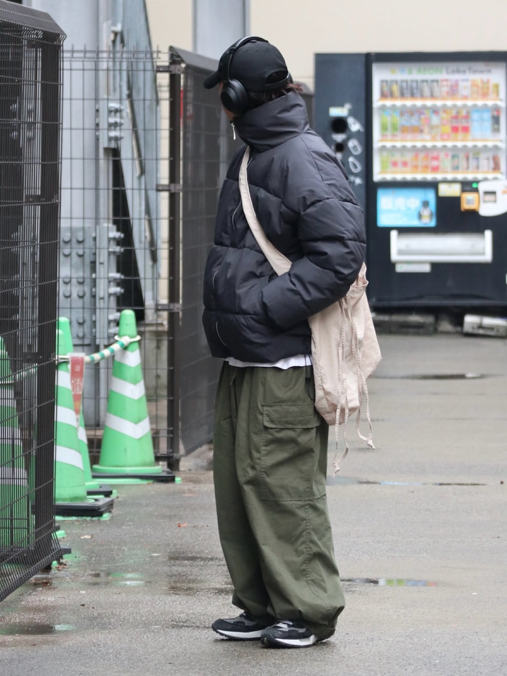 ブラック系のダウンジャケット/コート、グリーン系のその他パンツを着用したメンズの冬コーディネートの2枚目の写真