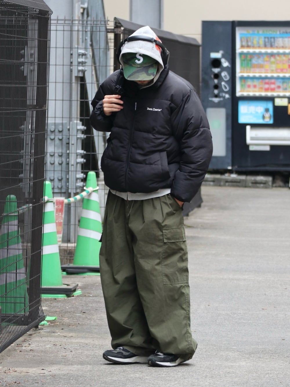 ブラック系のダウンジャケット/コートを着用したメンズの秋コーディネートの2枚目の写真