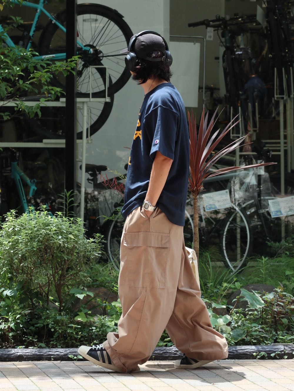「さらっと晴れやかスナップ、夏コーデ、カーゴパンツ、キャップ、シンプルコーデ、Tシャツ、トートバッグ、スニーカー、大人カジュアル、Champion、リバースウィーブ、ストリート、テーマパークコーデ」｜「ChampionのCH-REVERSE WEAVE SS-TEE【ミッキー】（Tシャツ/カットソー、その他）」を使った、DAIGOさん（骨格ナチュラル・メンズ・166cm）の夏コーディネートの2枚目の写真