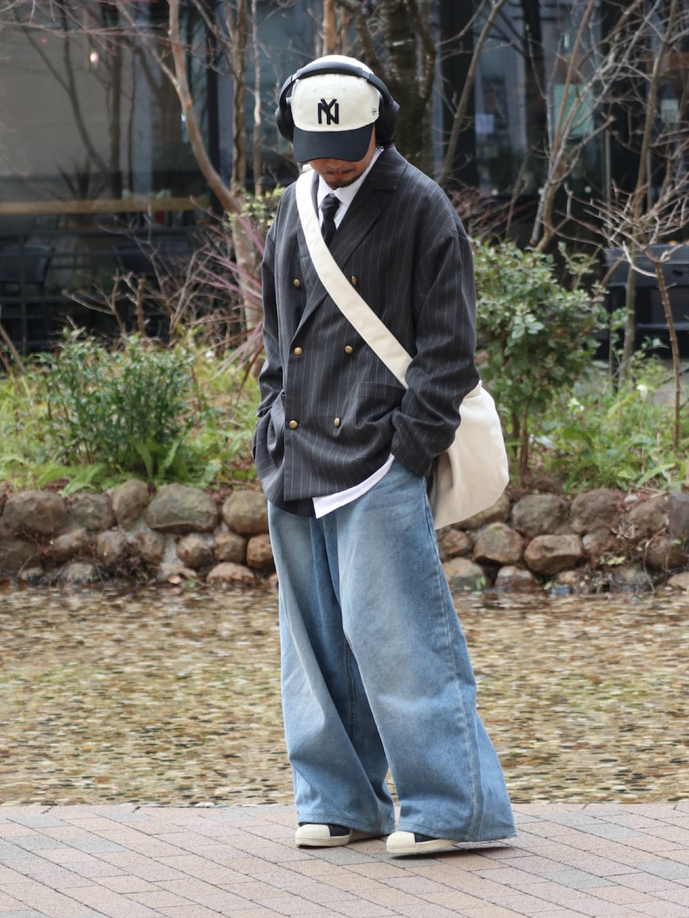 グレー系のテーラードジャケットを着用したメンズの春コーディネートの2枚目の写真