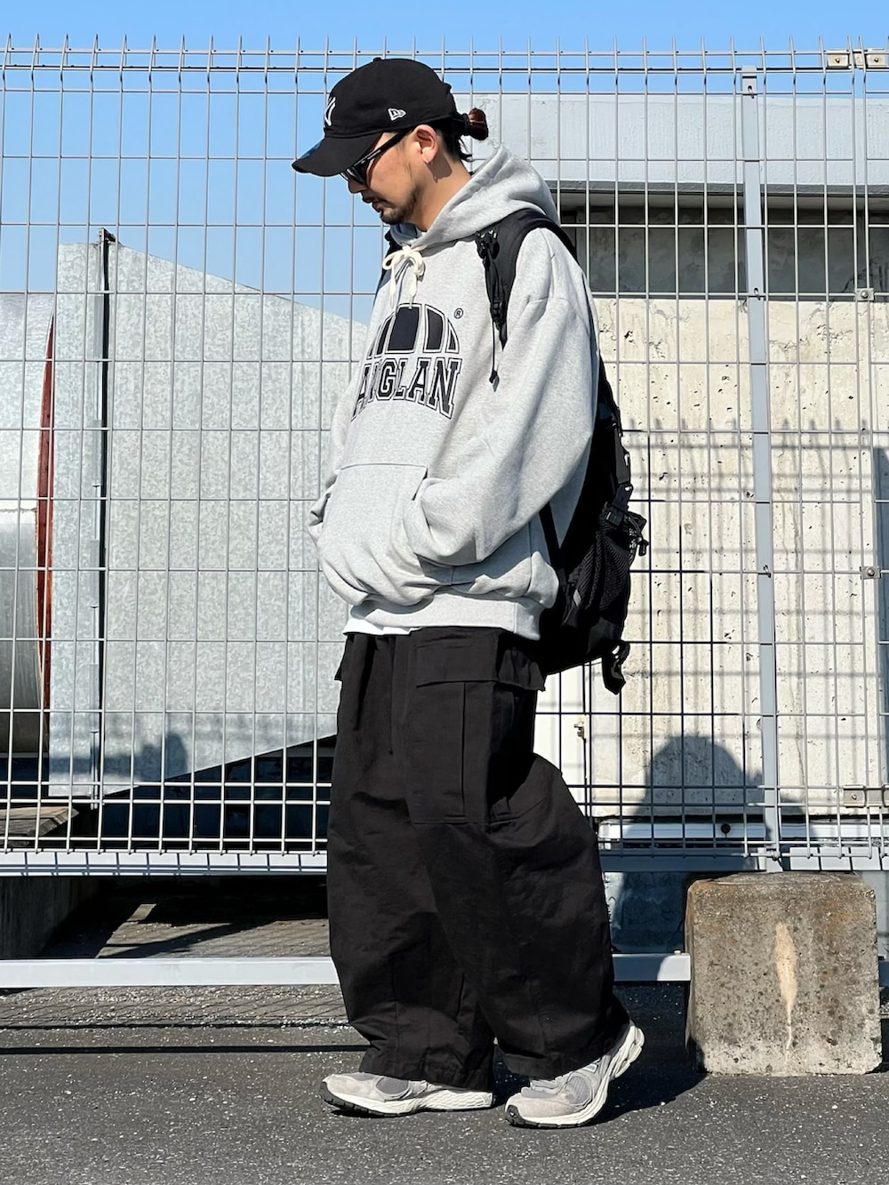 グレー系のパーカー、ブラック系のカーゴパンツ、グレー系のスニーカーを着用したメンズの冬コーディネートの2枚目の写真