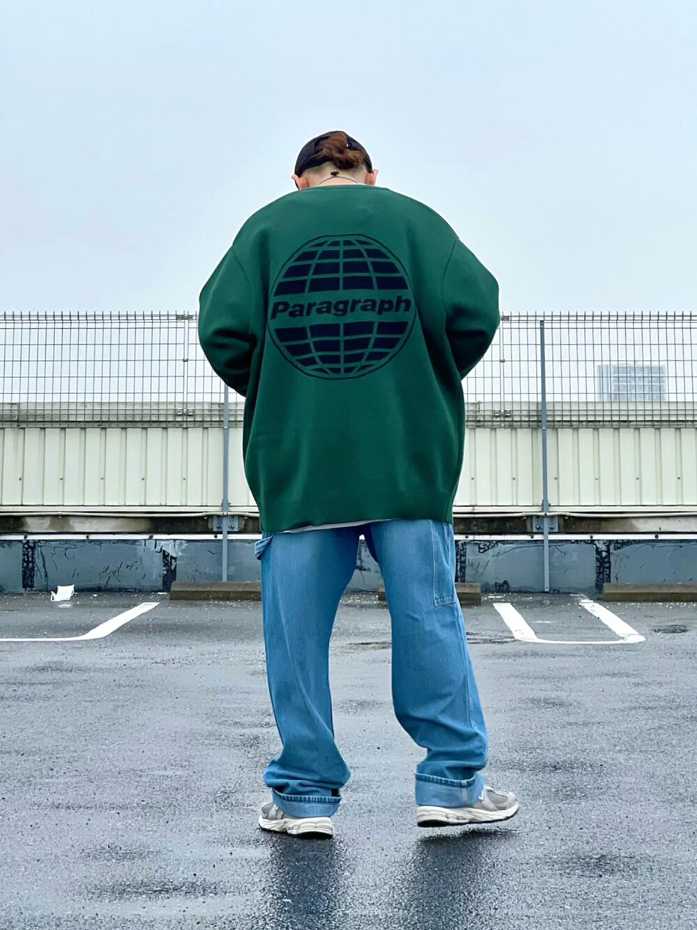 グリーン系のカーディガン/ボレロ、ホワイト系のスウェット、ブルー系のチノパンツを着用したメンズの秋コーディネートの2枚目の写真