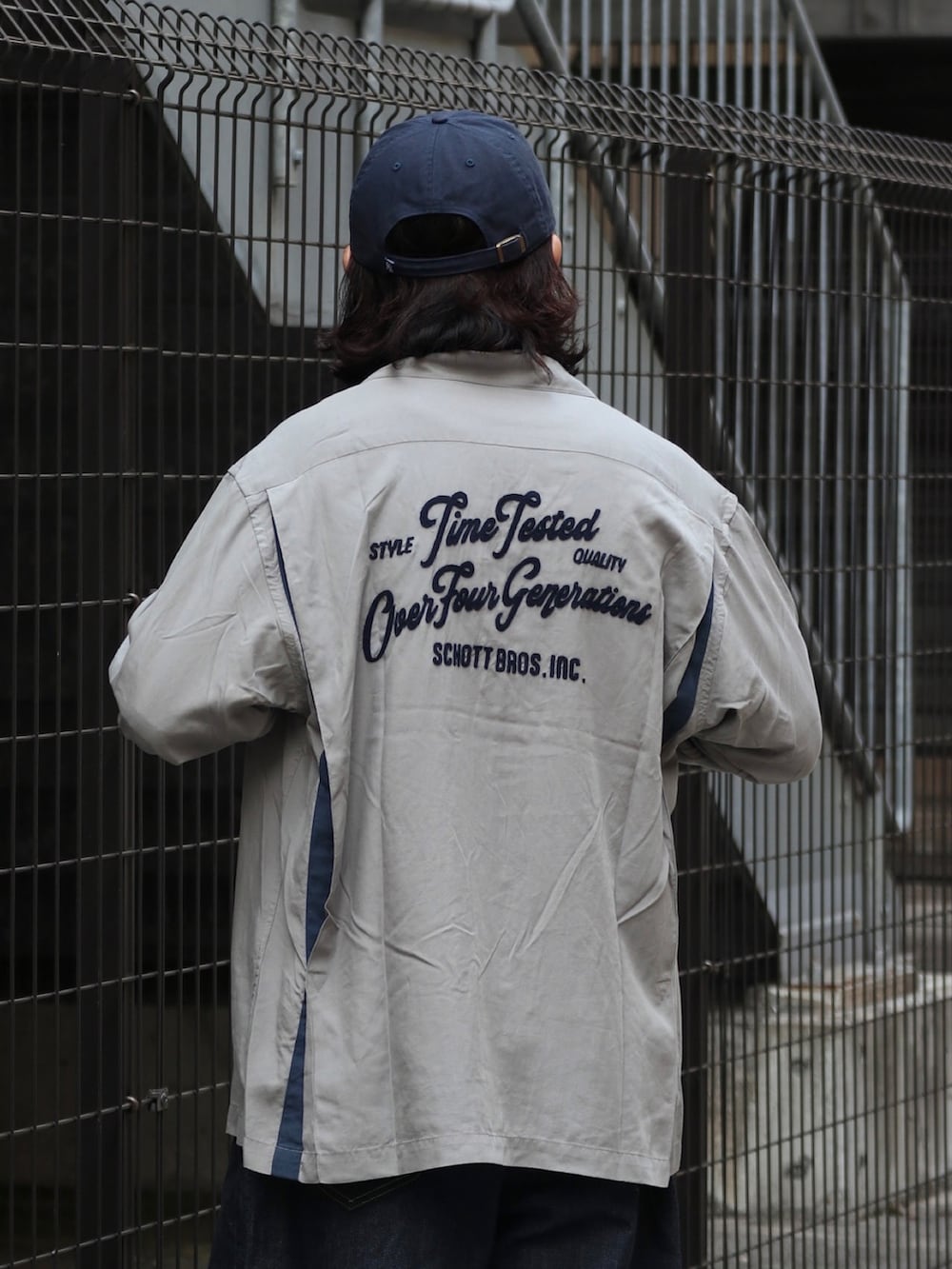 グレー系のシャツ/ブラウスを着用したメンズの秋コーディネートの2枚目の写真