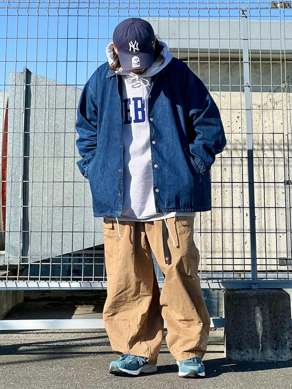 ベージュ系のカーゴパンツ、ホワイト系のパーカー、ブルー系のジャケット/アウターを着用したメンズの冬コーディネートの3枚目の写真