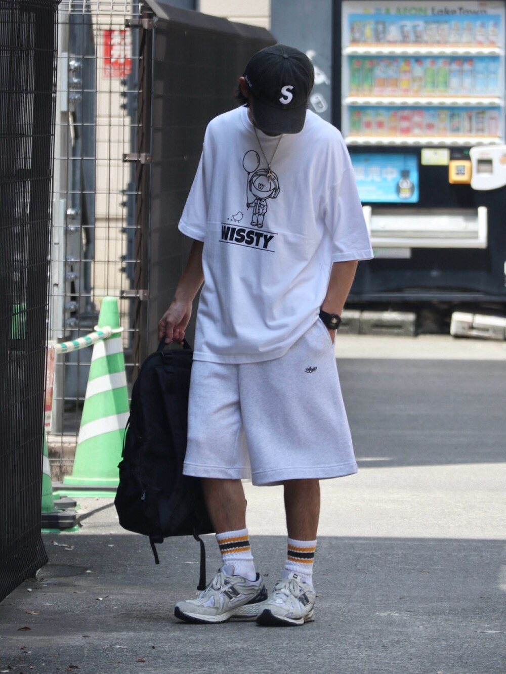 ホワイト系のTシャツ/カットソー、グレー系のスウェットパンツを着用したメンズの夏コーディネートの2枚目の写真