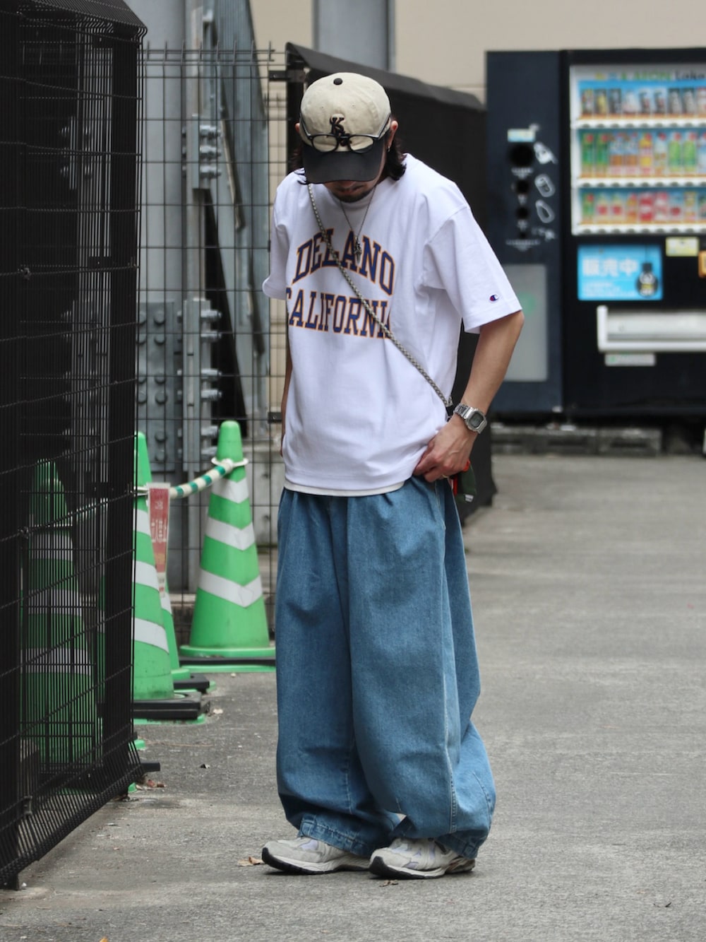 ホワイト系のTシャツ/カットソーを着用したメンズの春コーディネートの2枚目の写真
