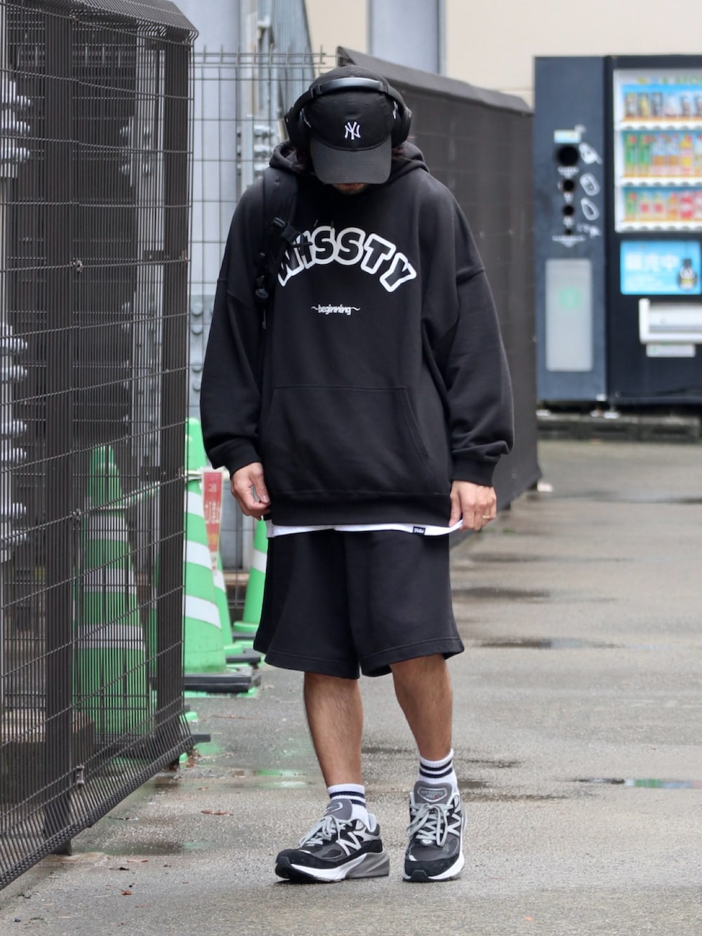 ブラック系のスウェットパンツ、ブラック系のスウェット、ブラック系のスニーカーを着用したメンズの春コーディネートの2枚目の写真