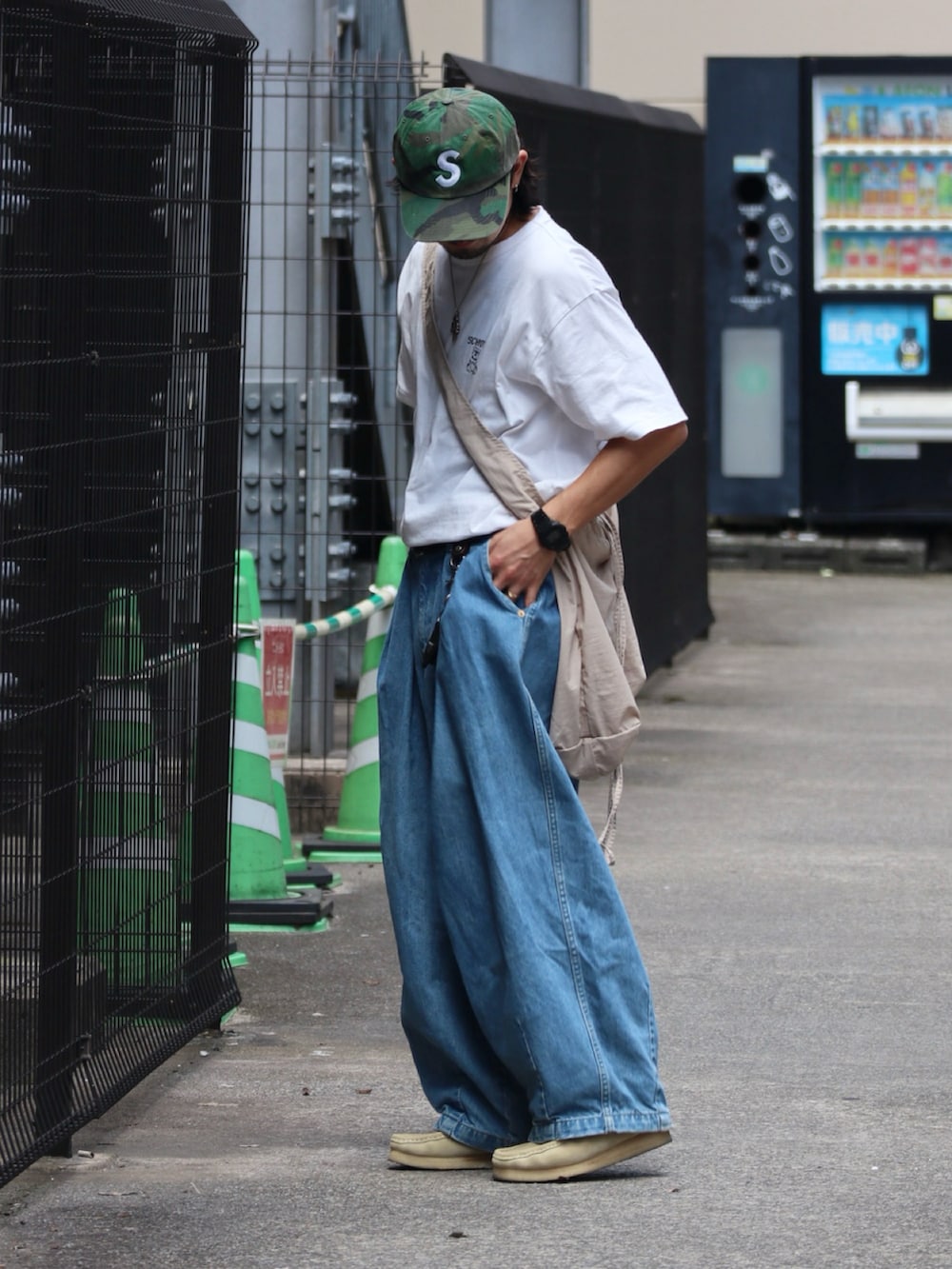 ホワイト系のTシャツ/カットソー、ブルー系のデニムパンツ、ベージュ系のモカシン/デッキシューズを着用したメンズの夏コーディネートの2枚目の写真