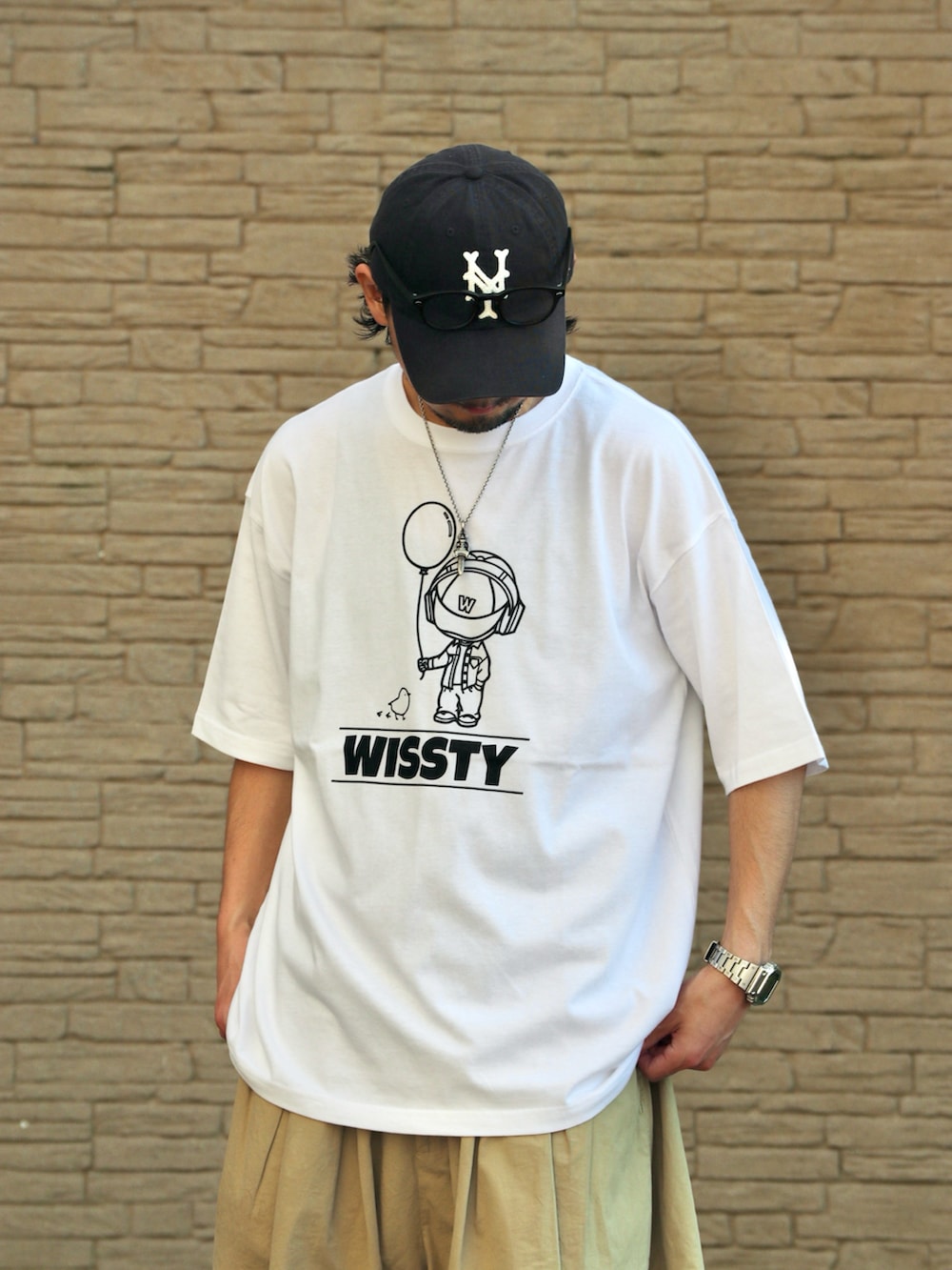 ホワイト系のTシャツ/カットソー、シルバー系のピアス（片耳用）を着用したメンズの夏コーディネートの2枚目の写真