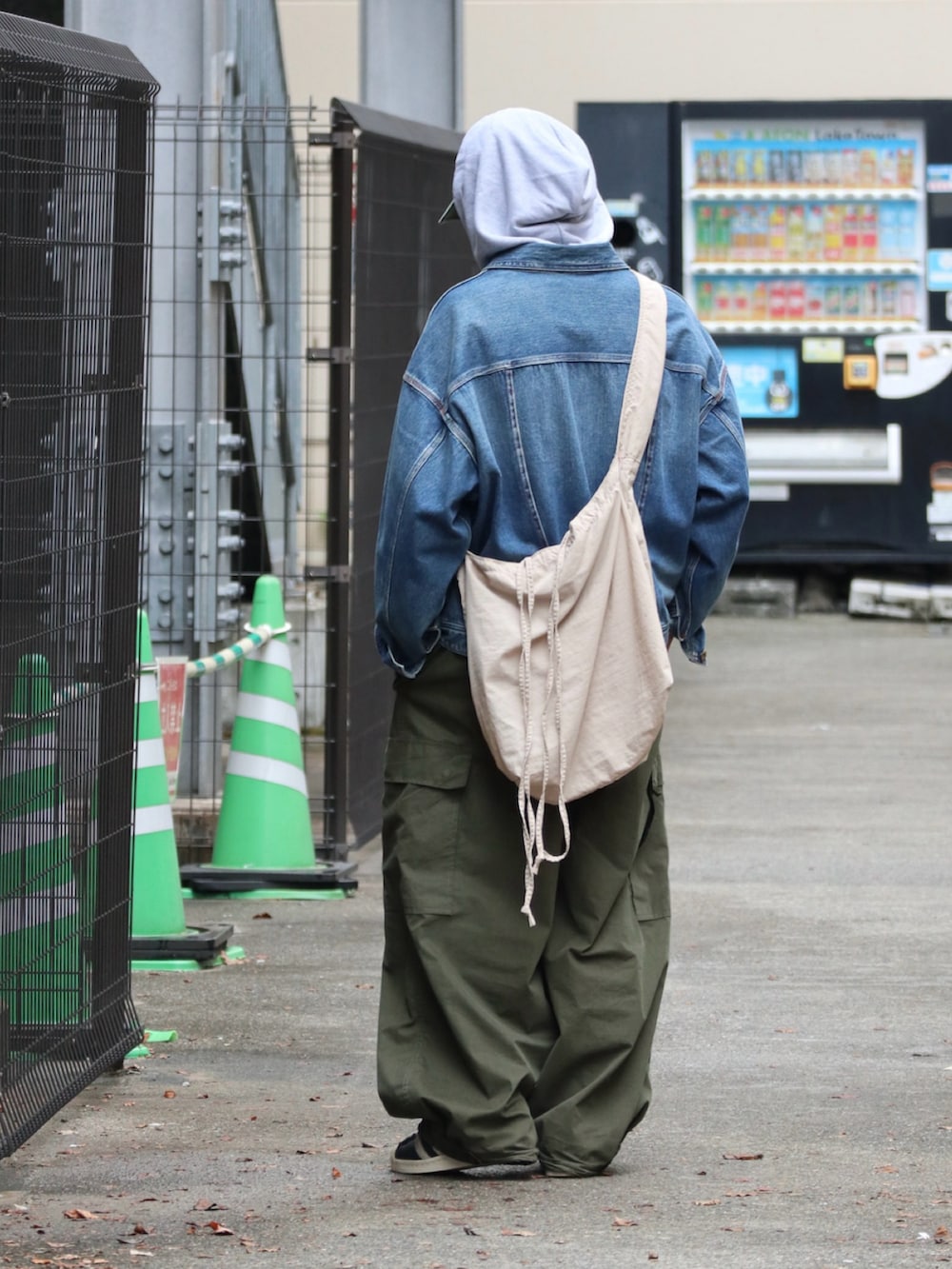 グリーン系のその他パンツ、ブルー系のデニムジャケットを着用したメンズの秋コーディネートの3枚目の写真