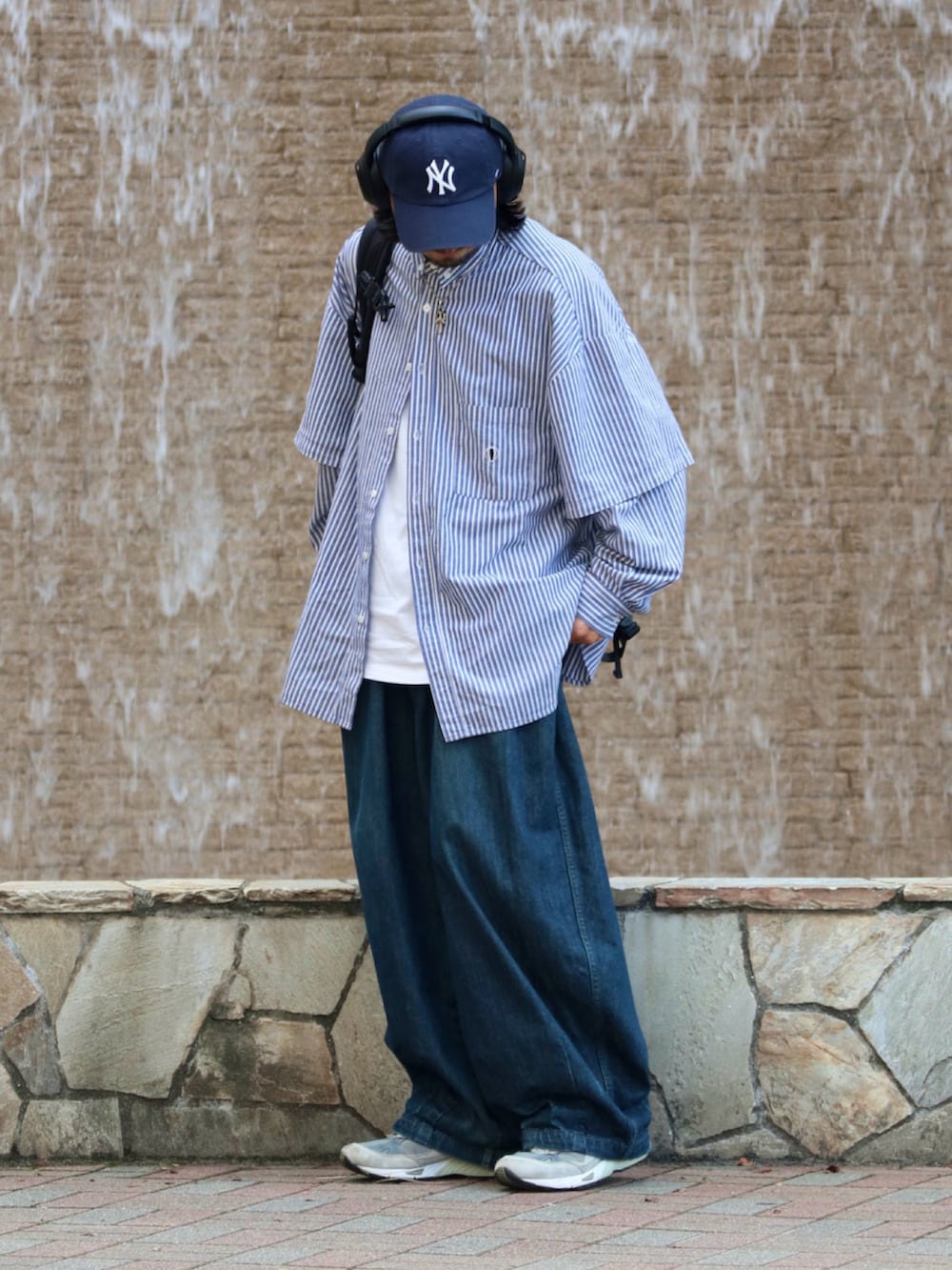 ブルー系のデニムパンツ、ブルー系のキャップを着用したメンズの秋コーディネートの2枚目の写真