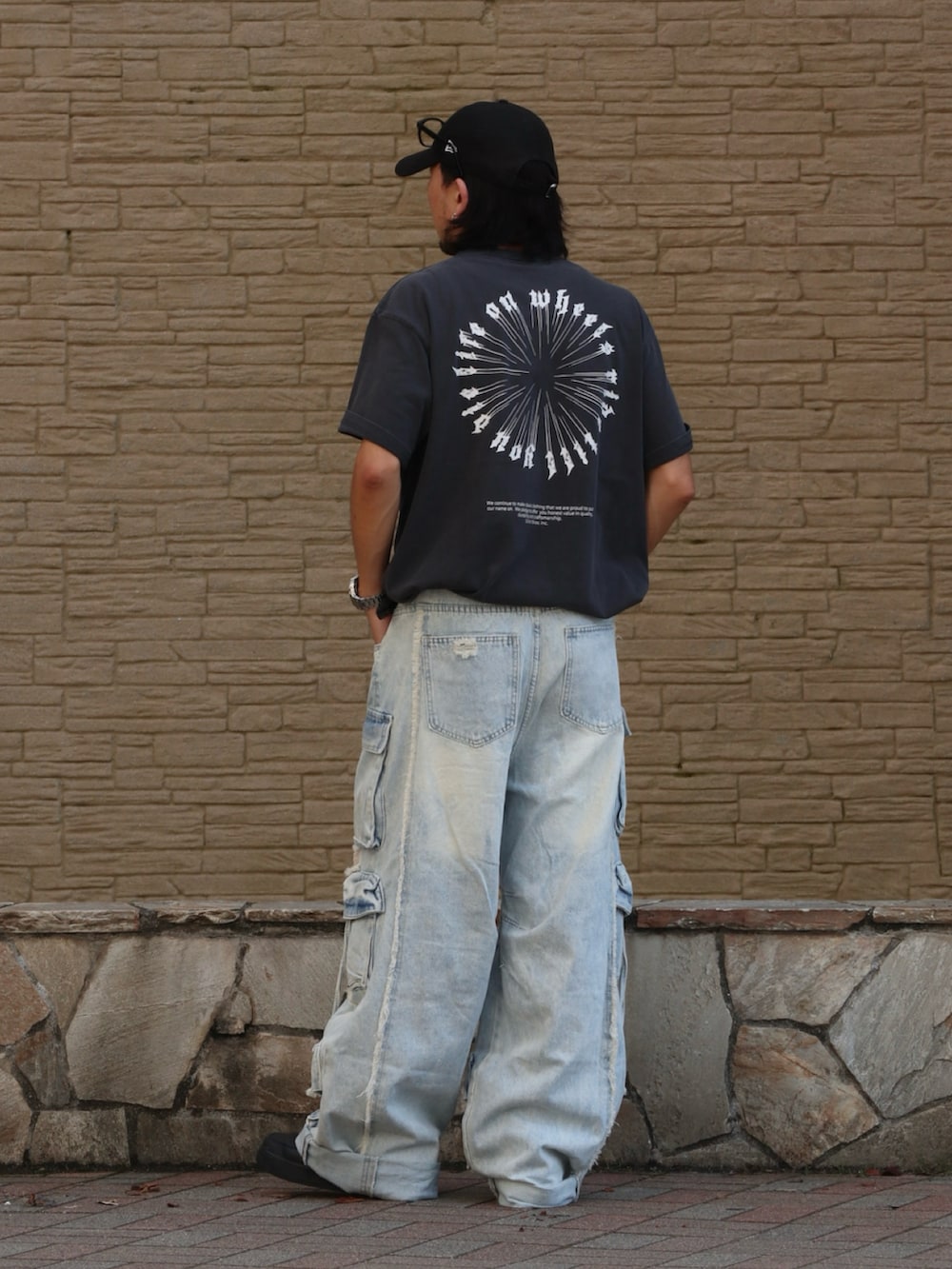 ブラック系のTシャツ/カットソー、その他のカーゴパンツを着用したメンズの夏コーディネートの3枚目の写真