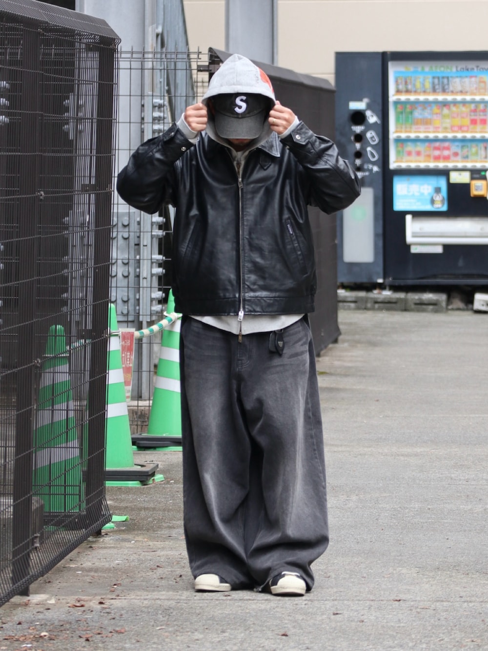 ブラック系のライダースジャケットを着用したメンズの秋コーディネートの2枚目の写真