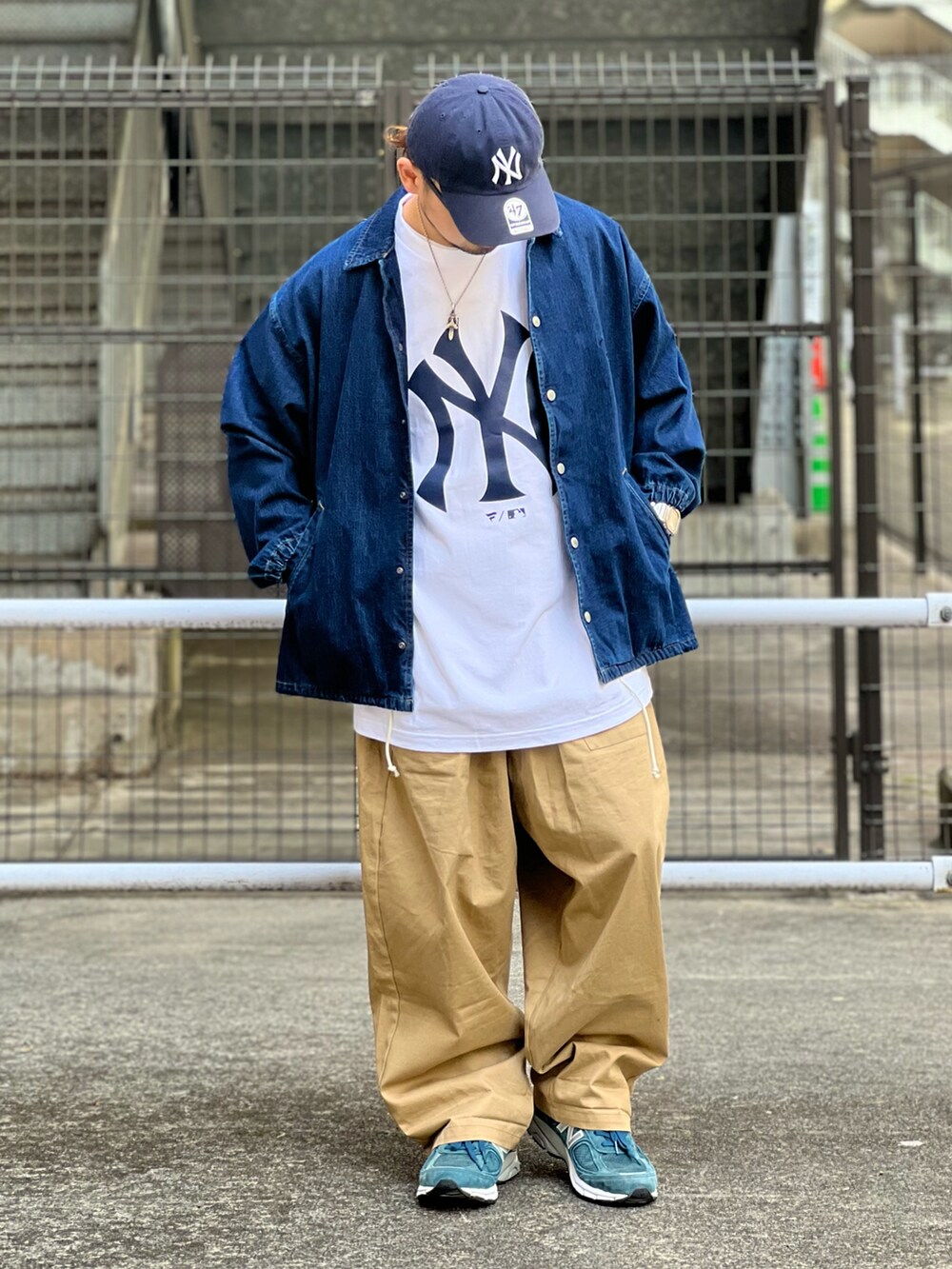 ブルー系のジャケット/アウター、ホワイト系のTシャツ/カットソー、ブルー系のスニーカーを着用したメンズの春コーディネートの2枚目の写真