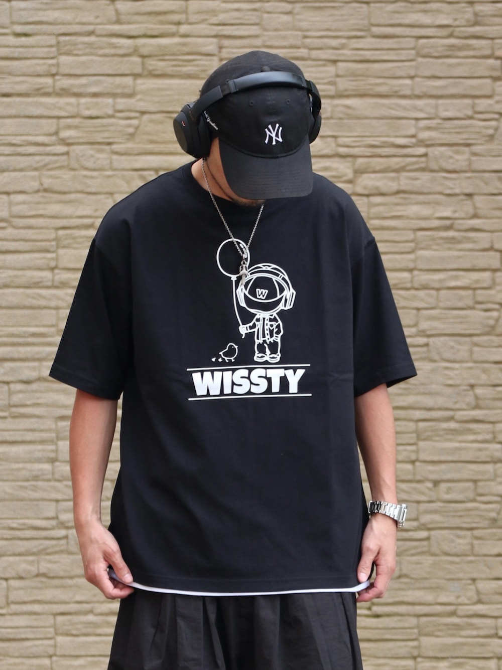 ブラック系のTシャツ/カットソーを着用したメンズの夏コーディネートの2枚目の写真