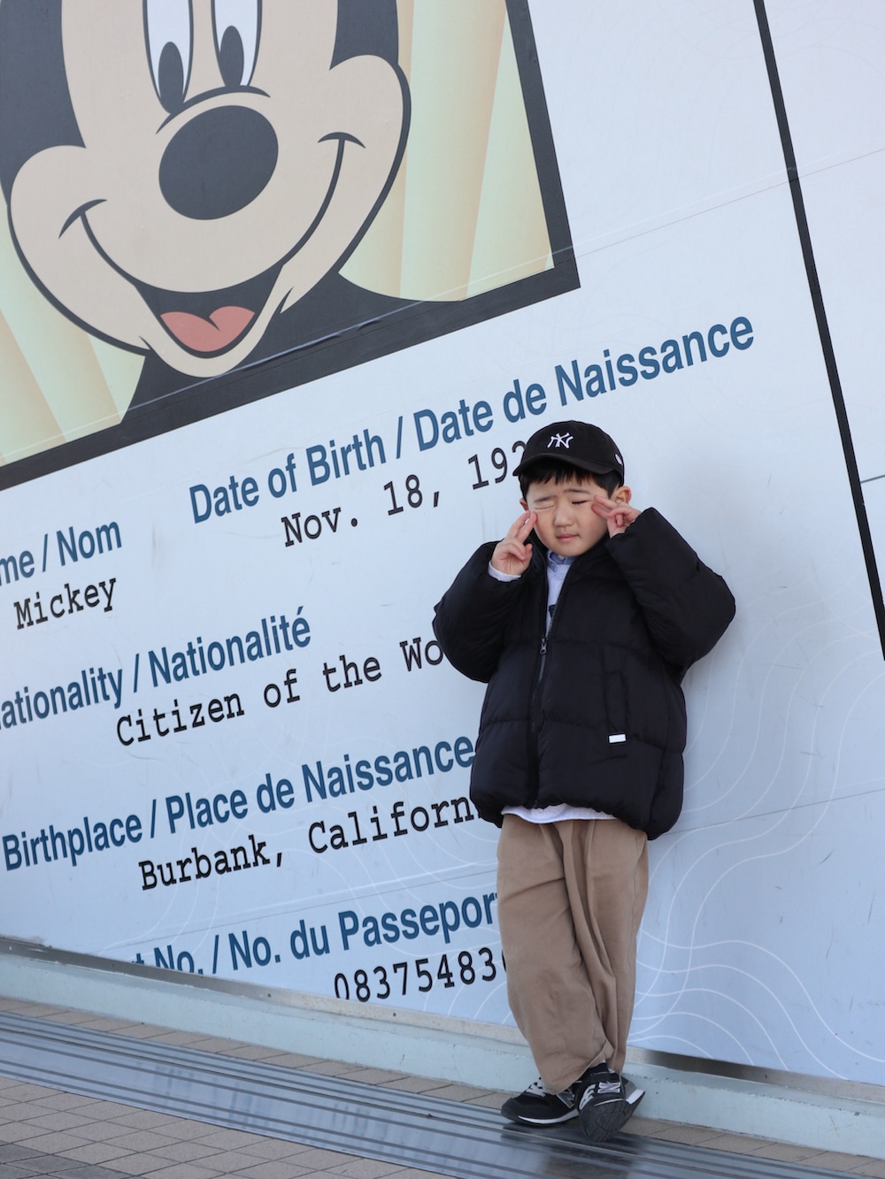 ブラック系のミリタリージャケット、グレー系のスウェット、ブラック系のスニーカーを着用したメンズの春コーディネートの2枚目の写真