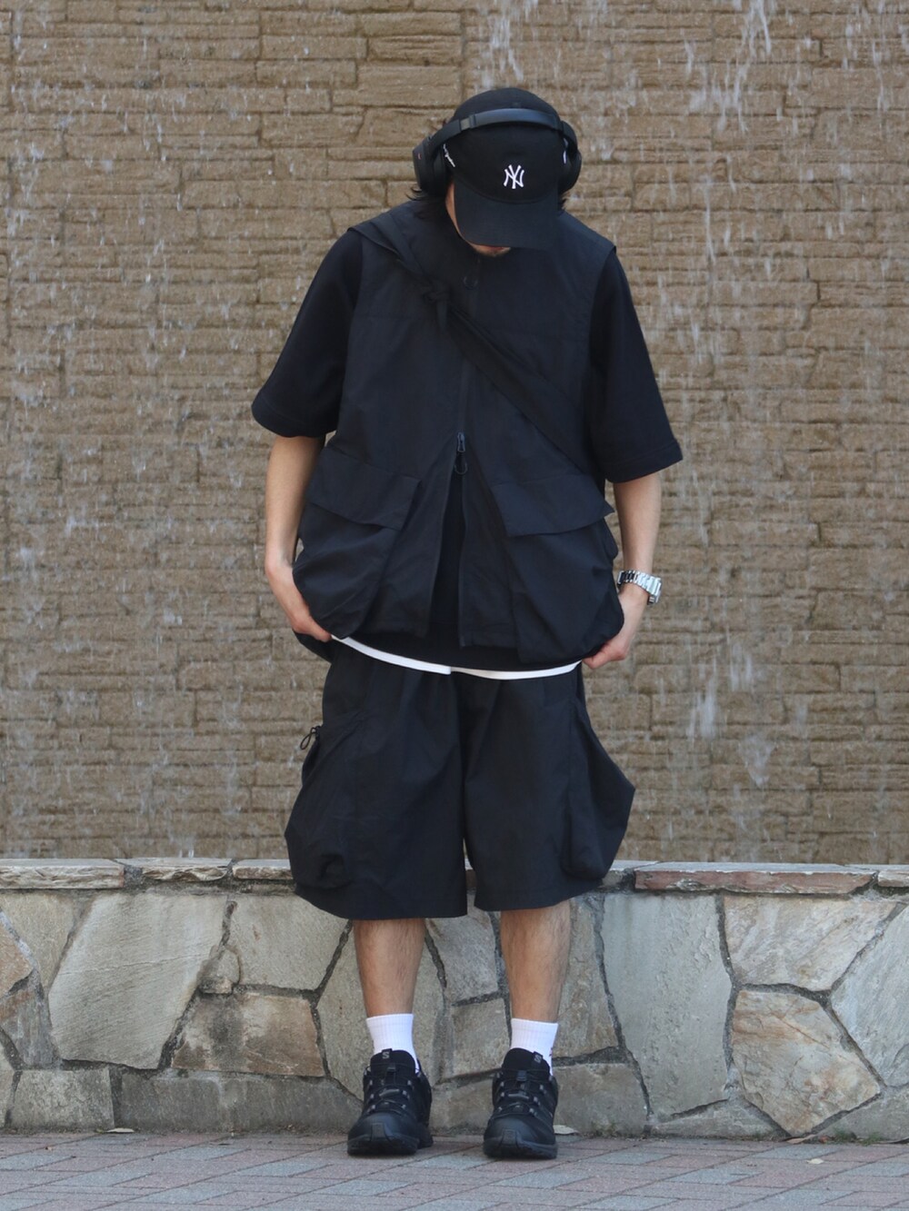 ブラック系のTシャツ/カットソー、ブラック系のその他アウター、ブラック系のスニーカーを着用したメンズの春コーディネートの3枚目の写真