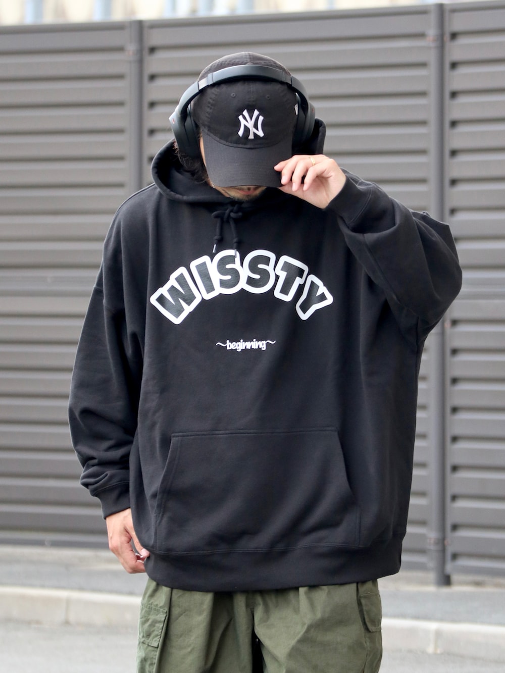「秋服準備はじめました、パーカー、ビッグシルエット、カーゴパンツ、スニーカー、キャップ、ストリート、レイヤードスタイル、ロゴスウェット、休日スタイル、古着MIX、秋コーデ、wissty、ウィスティー、アウトドアスタイル」｜「wisstyのwissty-アーチロゴプルパーカー（スウェット、ブラック系）」を使った、DAIGOさん（骨格ナチュラル・メンズ・166cm）の秋コーディネートの2枚目の写真