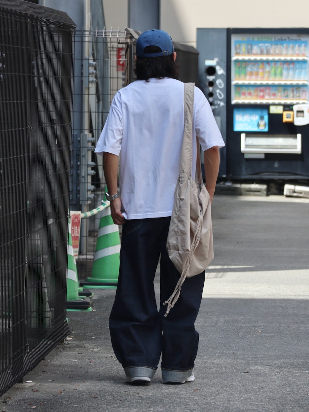 「夏コーデ、休日スタイル、デニム、白Tシャツ、Tシャツ、キャップ、ブルー、スニーカー、カジュアル、ストリート、wissty」｜「wisstyのwissty-ボーイ＆ガール・ロゴ-SSTEE（Tシャツ/カットソー、ホワイト系）」を使った、DAIGOさん（骨格ナチュラル・メンズ・166cm）の夏コーディネートの2枚目の写真