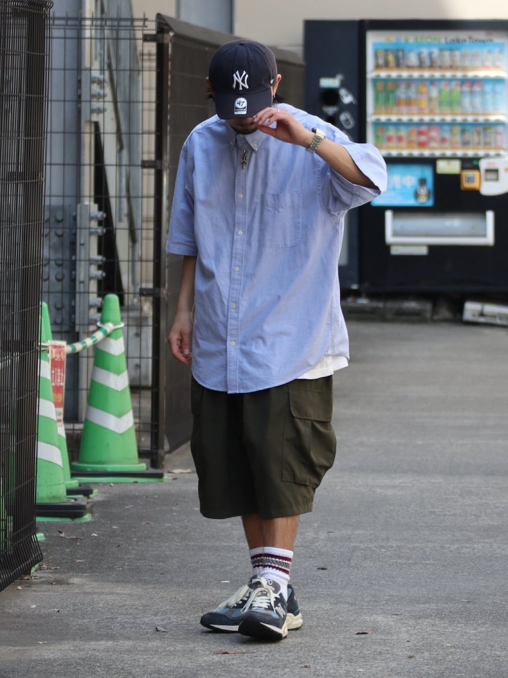 ブルー系のシャツ/ブラウス、グリーン系のカーゴパンツ、ブルー系のスニーカーを着用したメンズの夏コーディネートの3枚目の写真