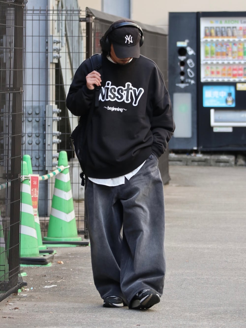 ブラック系のスウェット、ブラック系のデニムパンツを着用したメンズの秋コーディネートの2枚目の写真