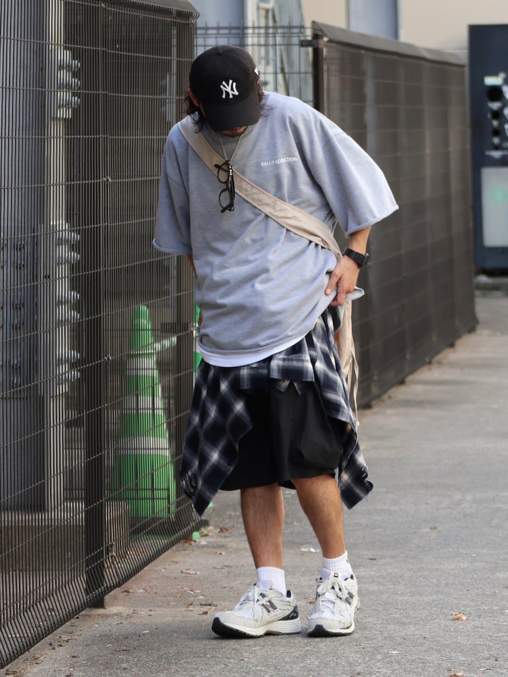 ブルー系のシャツ/ブラウス、グレー系のTシャツ/カットソー、ホワイト系のスニーカーを着用したメンズの夏コーディネートの3枚目の写真