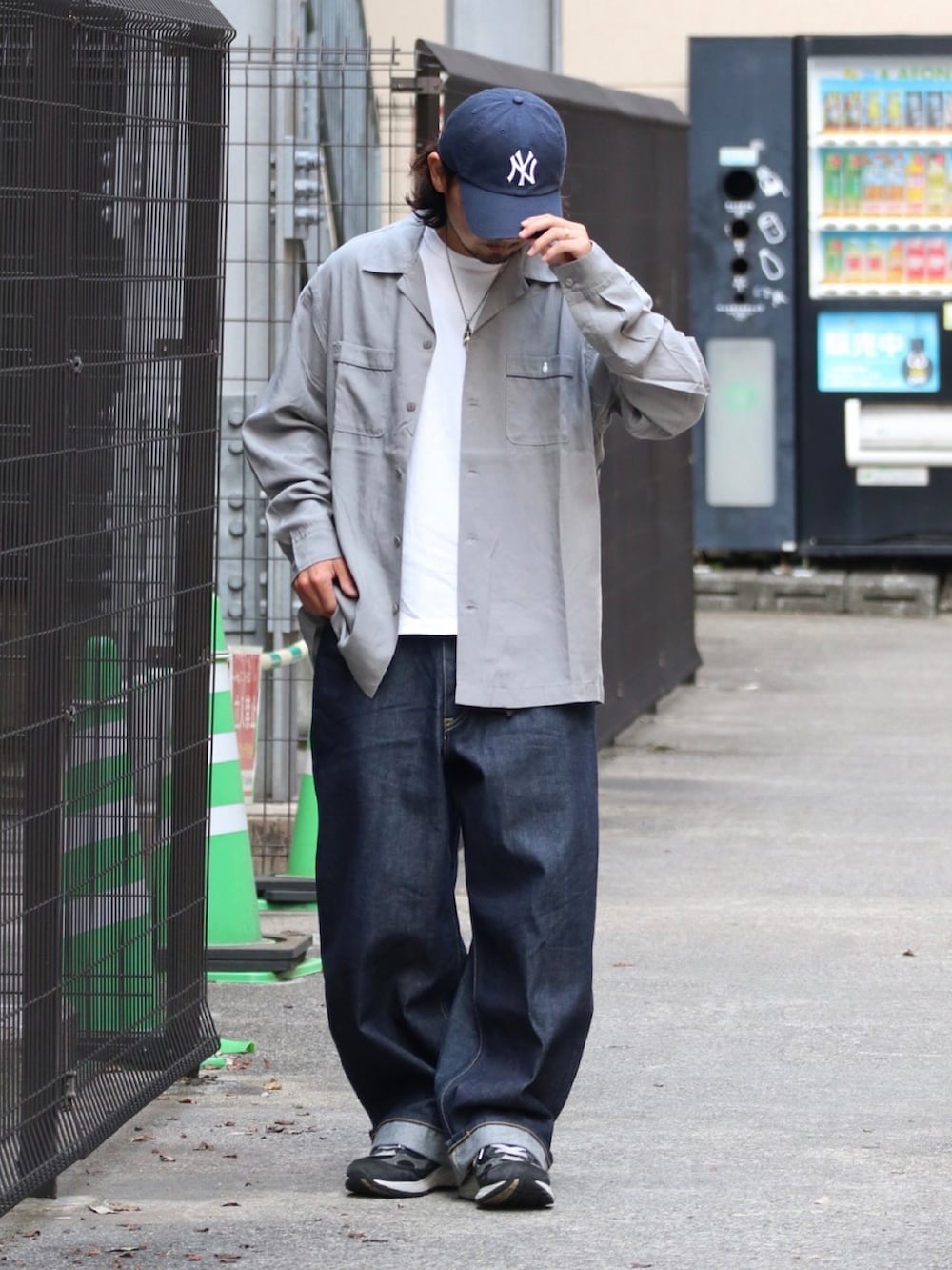 グレー系のシャツ/ブラウスを着用したメンズの秋コーディネートの3枚目の写真