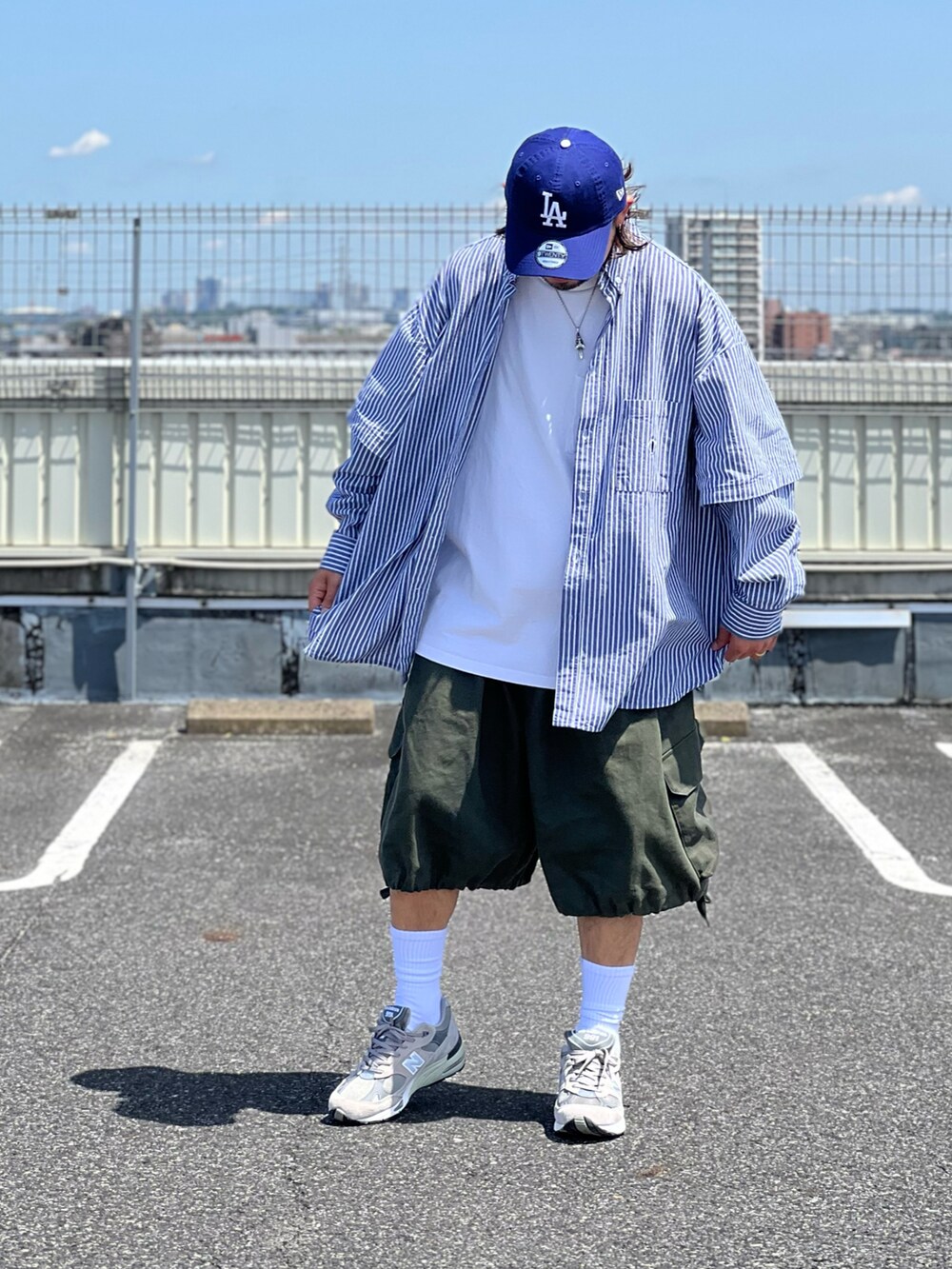 その他のシャツ/ブラウス、グリーン系のその他パンツ、グレー系のスニーカーを着用したメンズの春コーディネートの2枚目の写真