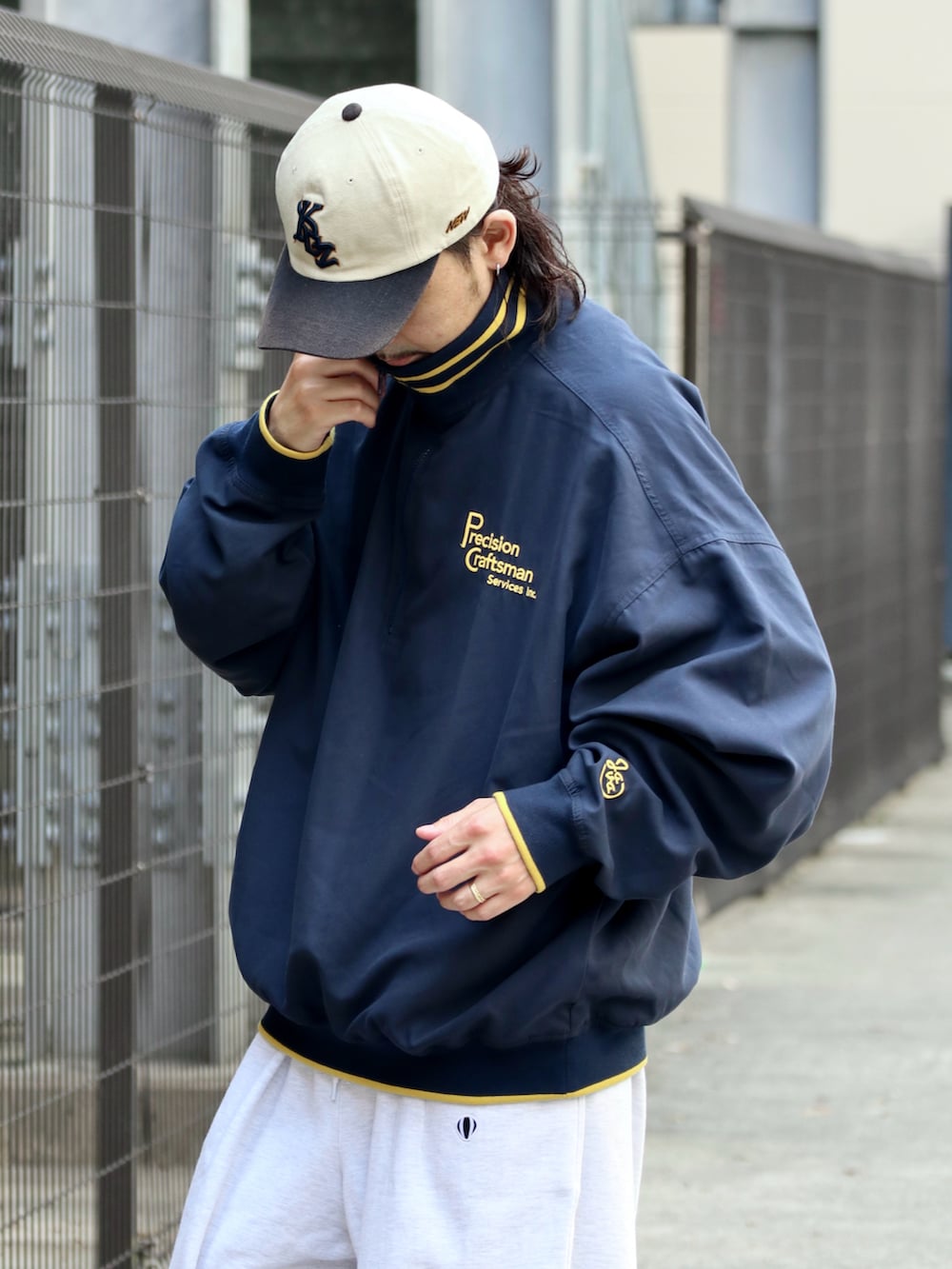 ブルー系のスウェット、ホワイト系のスウェットパンツ、グレー系のスニーカーを着用したメンズの秋コーディネートの2枚目の写真