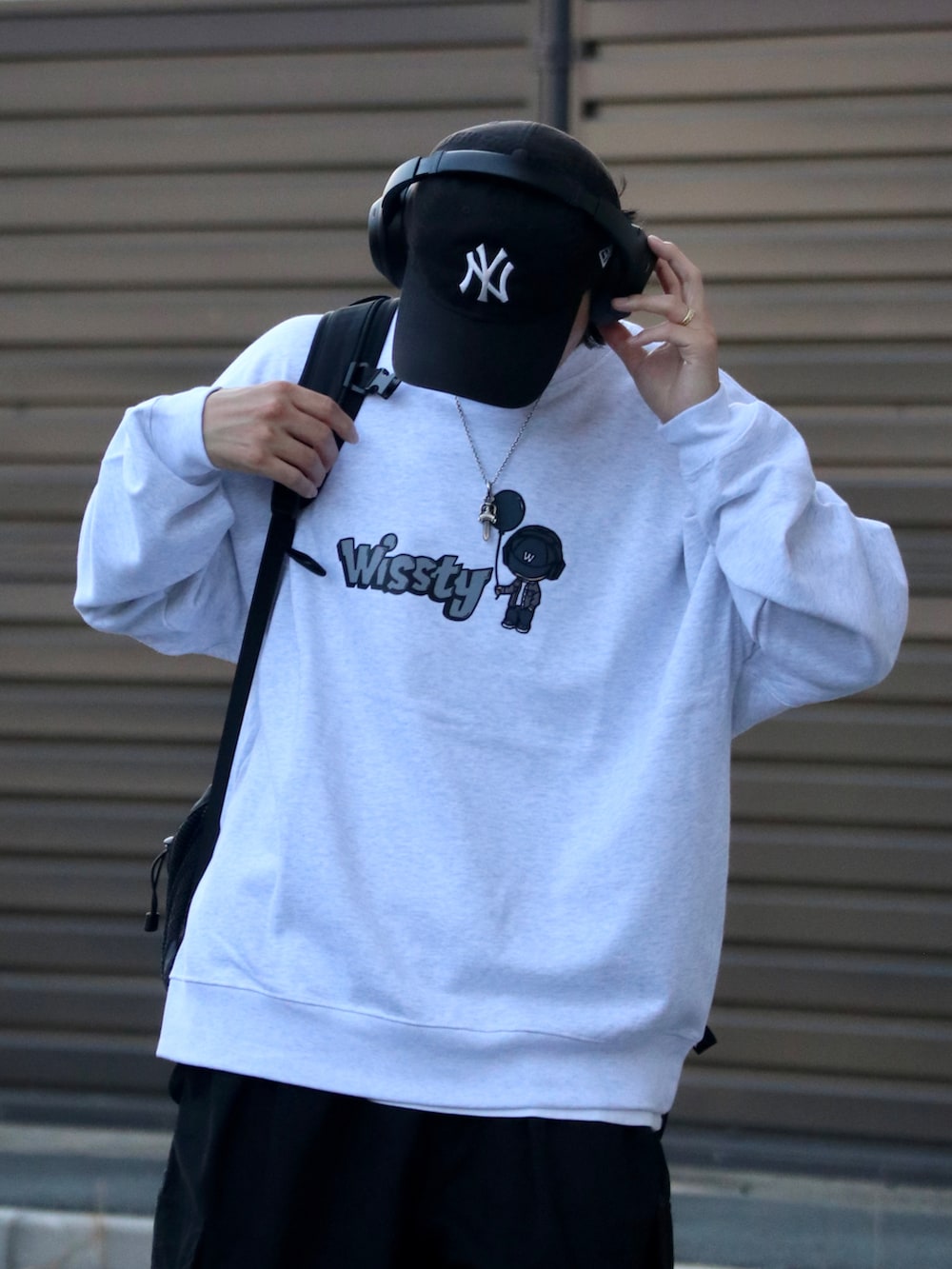 グレー系のスウェット、ブラック系のその他パンツを着用したメンズの秋コーディネートの2枚目の写真