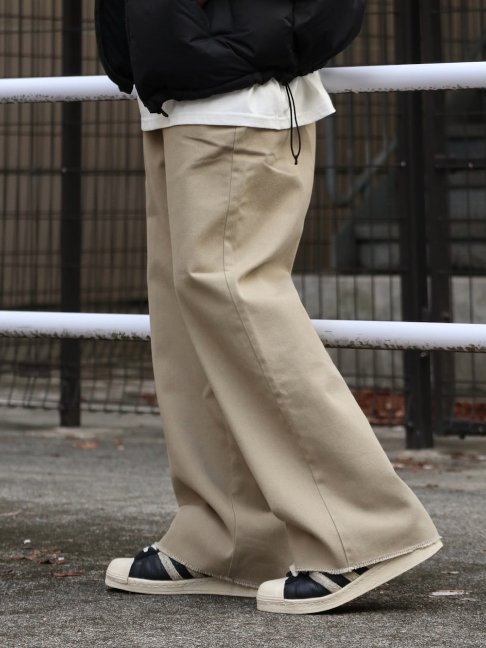 「PR、jeansfactory、秋っぽコーデ更新中、レイヤードスタイル、ストリート、大人カジュアル、チノパン、Dickies、ショルダーバッグ、ダウンベスト、スニーカー、キャップ」｜「Dickiesの[DICKIES/ディッキーズ] 別注 ヴィンテージワークパンツ（チノパンツ、グリーン系）」を使った、DAIGOさん（骨格ナチュラル・メンズ・166cm）の秋コーディネートの4枚目の写真