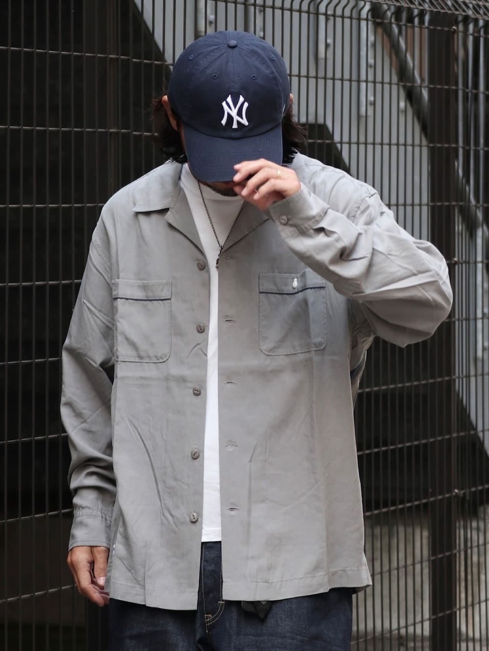 グレー系のシャツ/ブラウスを着用したメンズの秋コーディネートの4枚目の写真