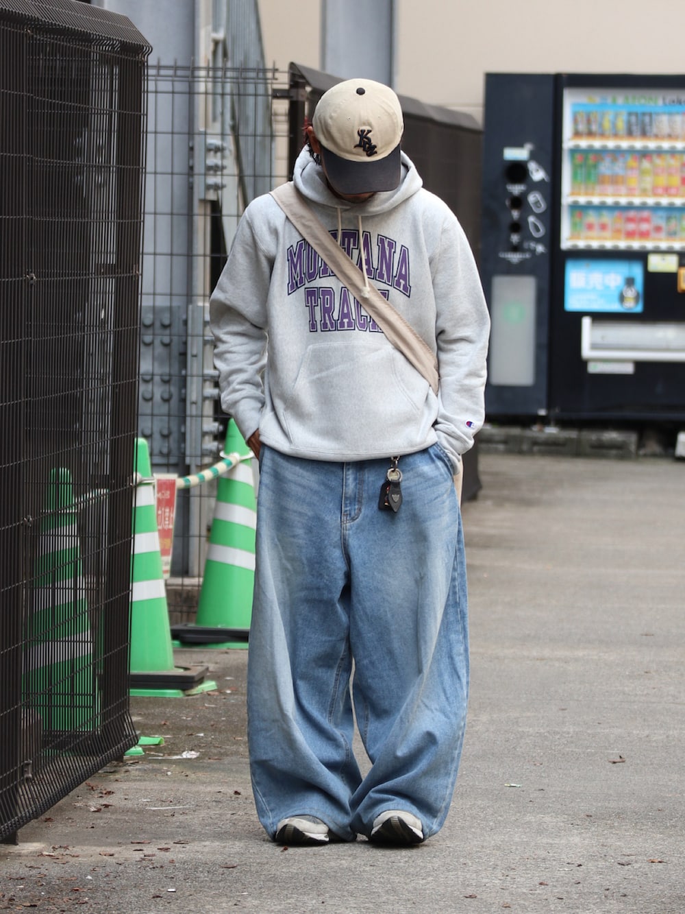 グレー系のパーカー、シルバー系のピアス（片耳用）を着用したメンズの秋コーディネートの2枚目の写真