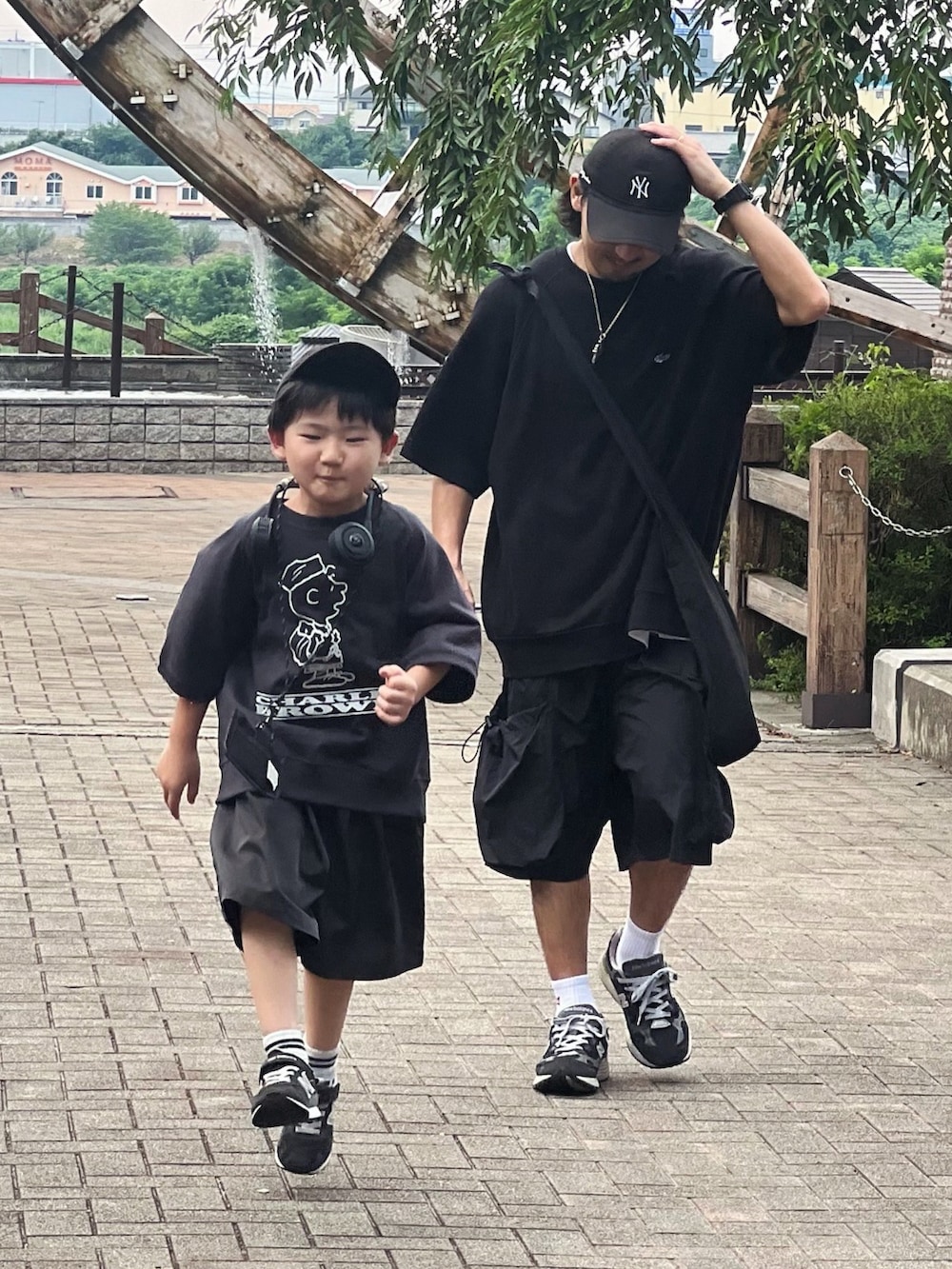 ブラック系のTシャツ/カットソー、ブラック系のTシャツ/カットソー、ブラック系のスニーカーを着用したメンズの夏コーディネートの2枚目の写真