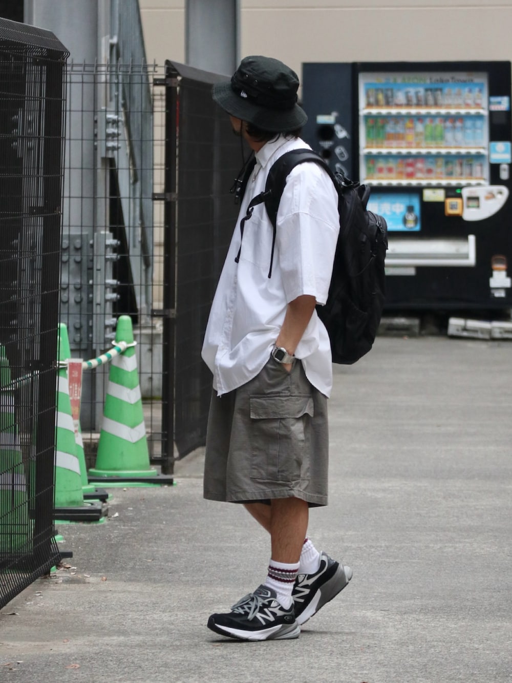 ホワイト系のシャツ/ブラウス、グレー系のその他パンツ、ブラック系のスニーカーを着用したメンズの夏コーディネートの3枚目の写真