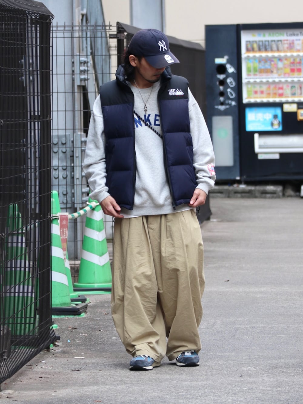 ブルー系のダウンベスト、ブルー系のスニーカーを着用したメンズの秋コーディネートの2枚目の写真