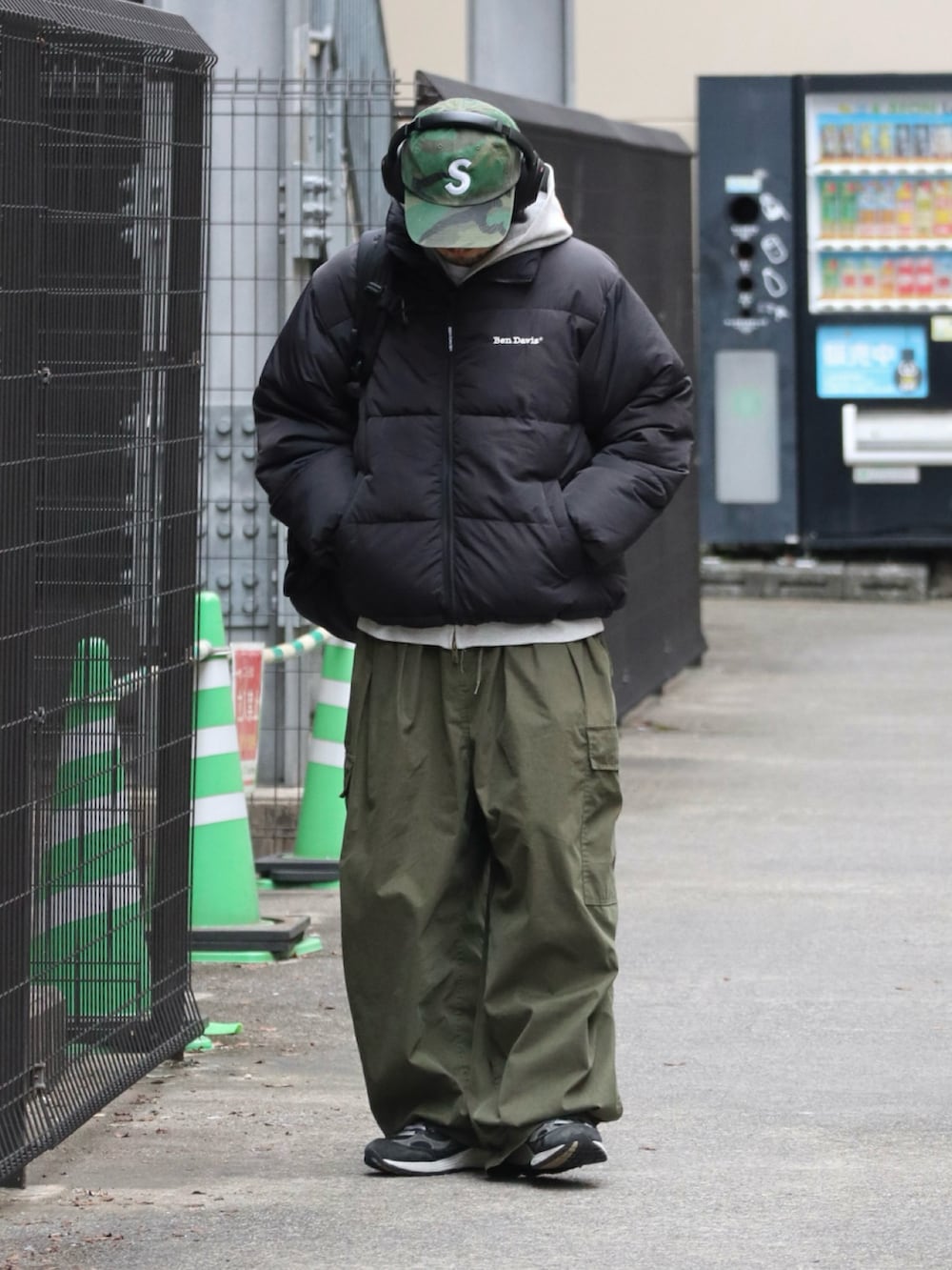 ブラック系のダウンジャケット/コートを着用したメンズの秋コーディネートの3枚目の写真