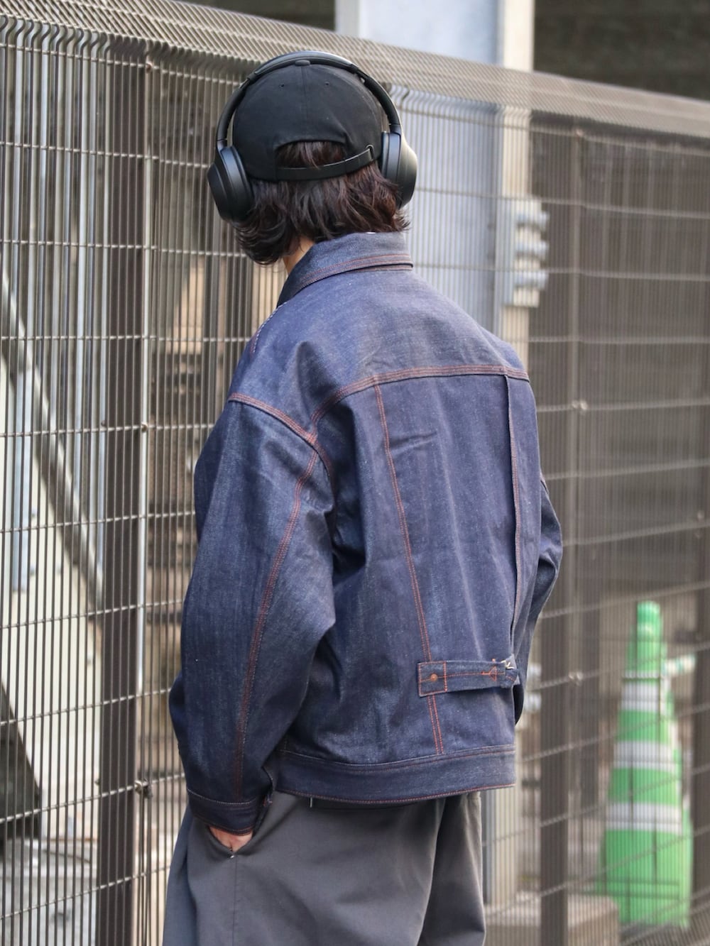 ブルー系のデニムジャケット、グレー系のその他パンツを着用したメンズの春コーディネートの2枚目の写真