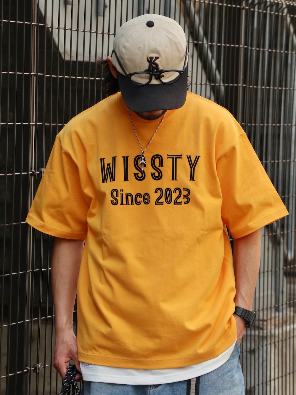 イエロー系のTシャツ/カットソーを着用したメンズの夏コーディネートの2枚目の写真