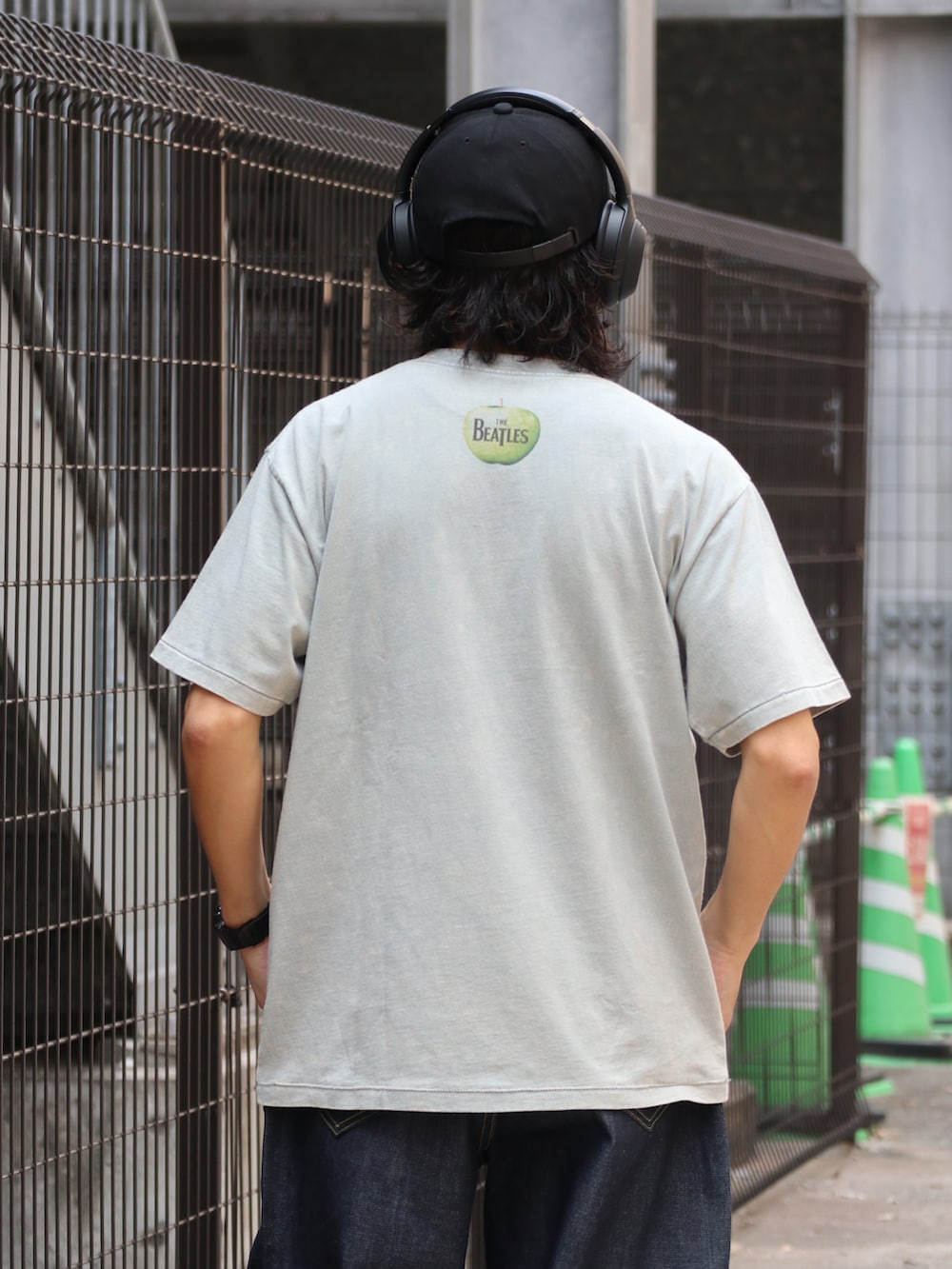 その他のTシャツ/カットソー、ブルー系のデニムパンツ、ブラック系のスニーカーを着用したメンズの夏コーディネートの2枚目の写真