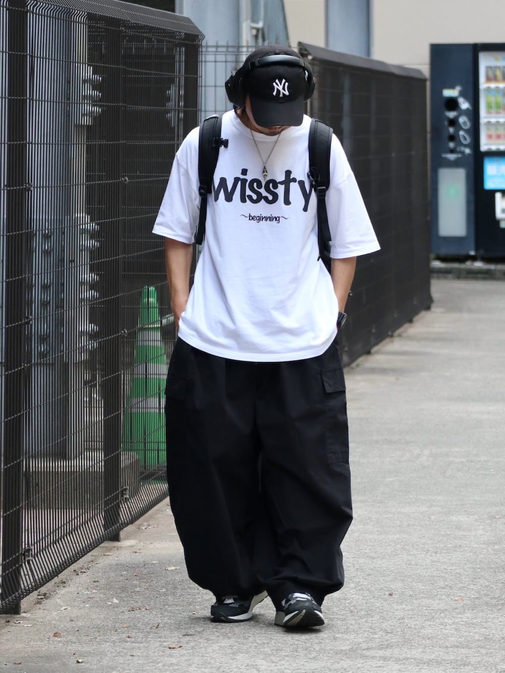 ホワイト系のTシャツ/カットソー、ブラック系のカーゴパンツを着用したメンズの夏コーディネートの2枚目の写真