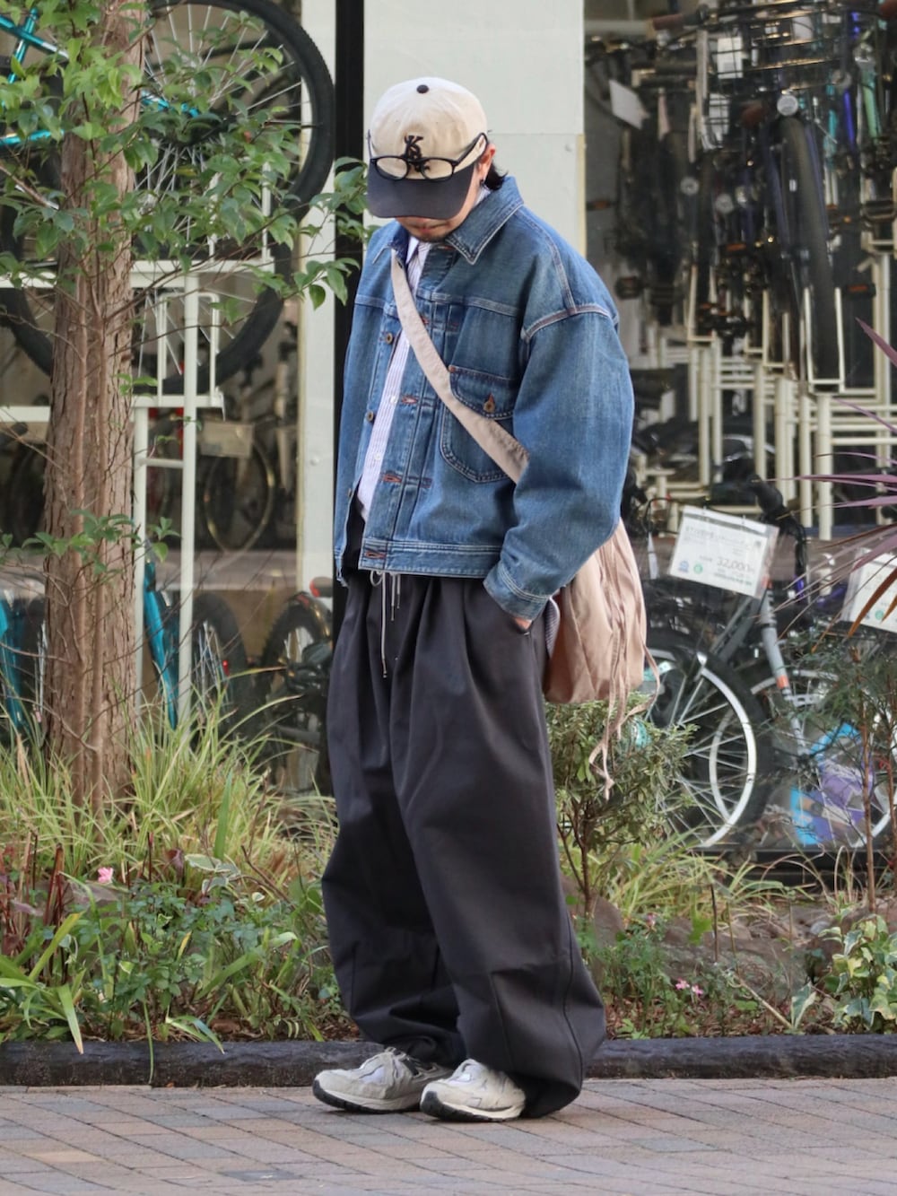 ブルー系のデニムジャケット、グレー系のその他パンツを着用したメンズの春コーディネートの2枚目の写真