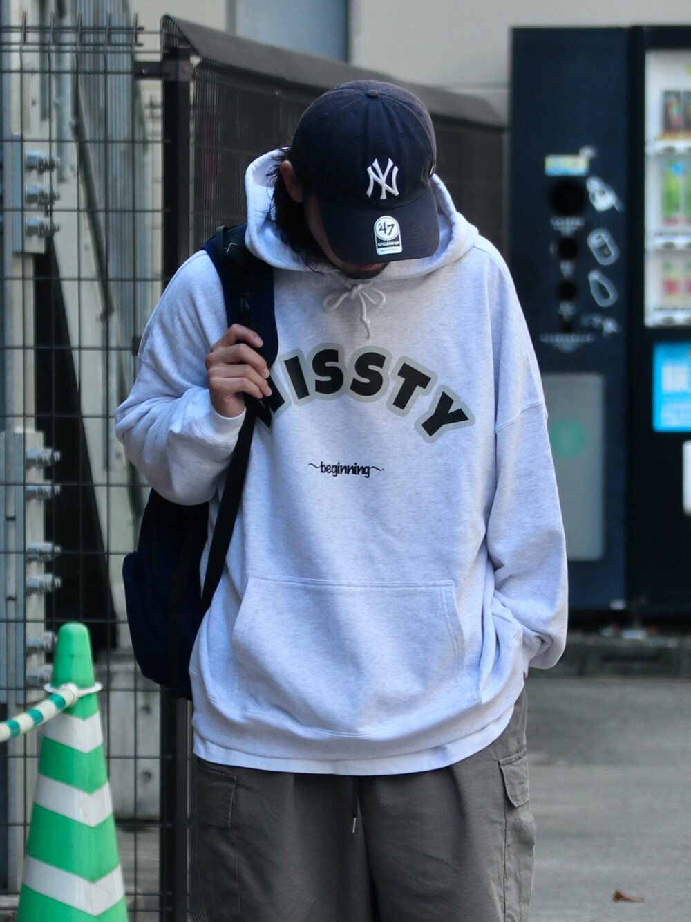 グレー系のスウェット、ブルー系のスニーカー、ホワイト系のソックス/靴下を着用したメンズの夏コーディネートの2枚目の写真