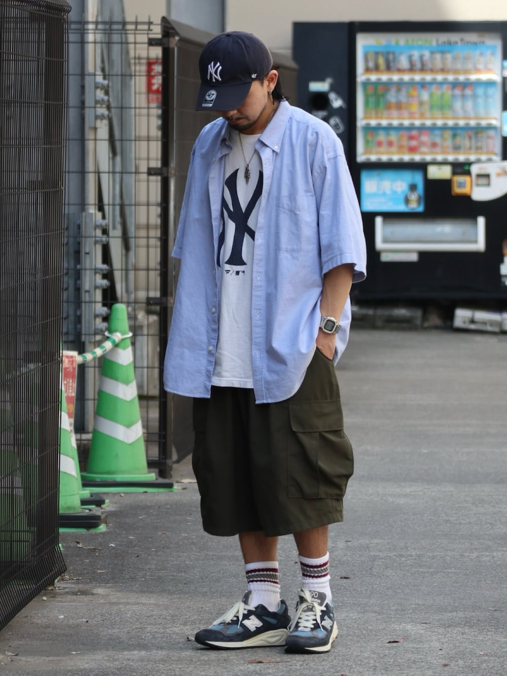 ブルー系のシャツ/ブラウス、グリーン系のカーゴパンツ、ブルー系のスニーカーを着用したメンズの夏コーディネートの4枚目の写真